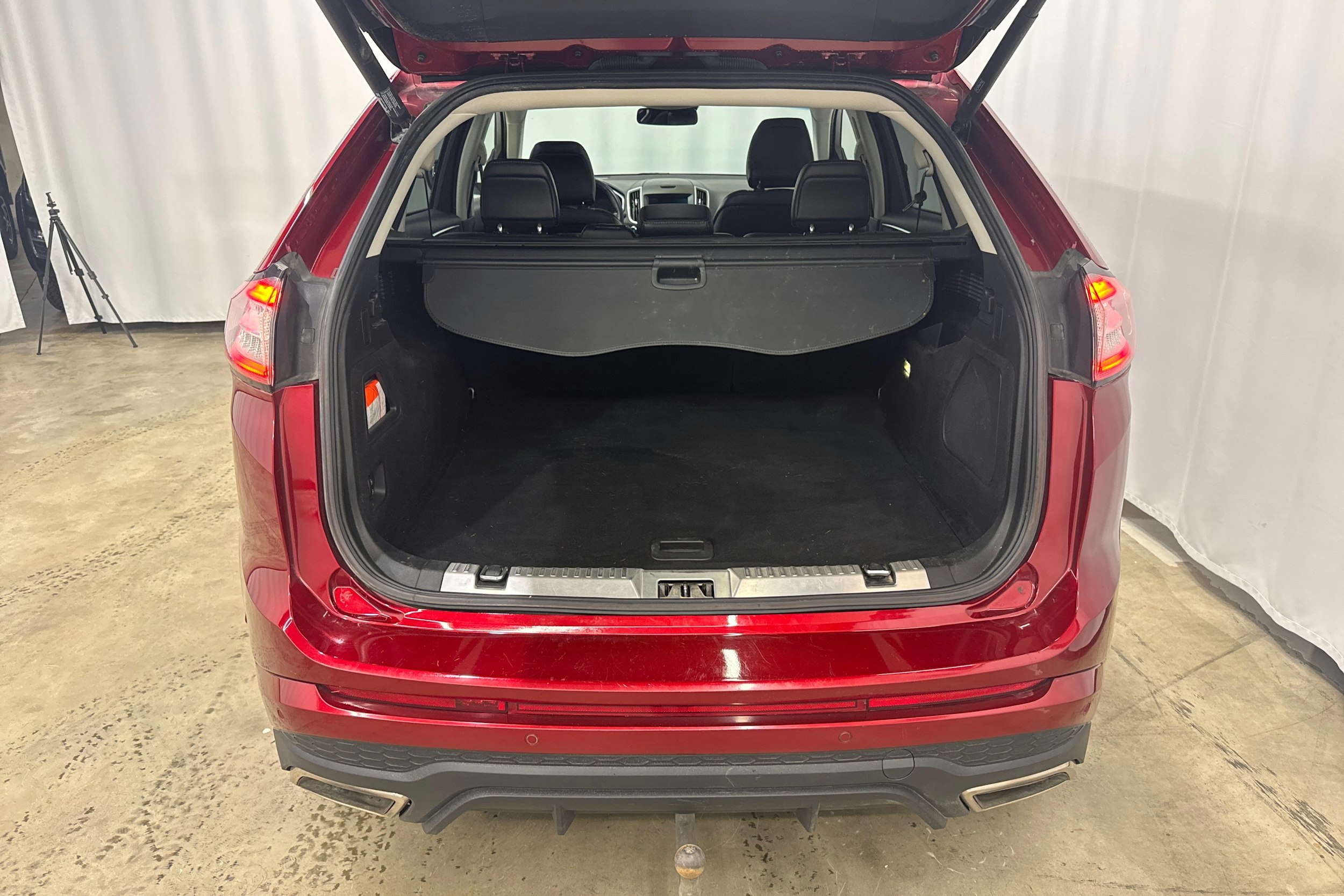 punainen Ford Edge 2018 kuva 13.