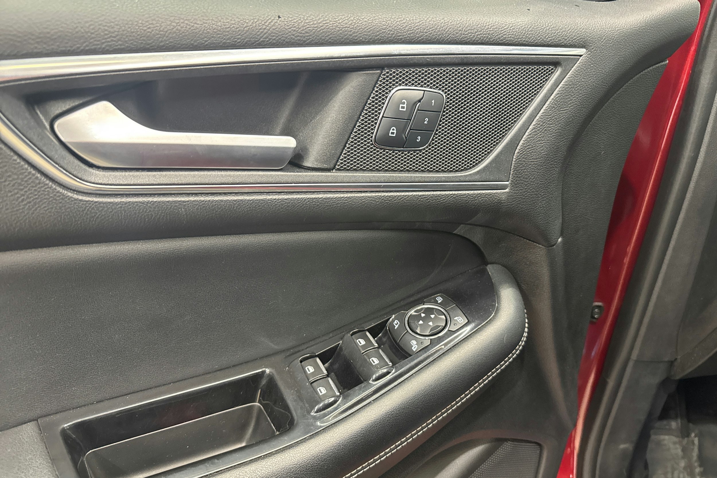 punainen Ford Edge 2018 kuva 16.