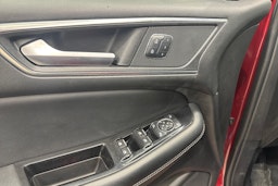 punainen Ford Edge 2018 kuva 16.