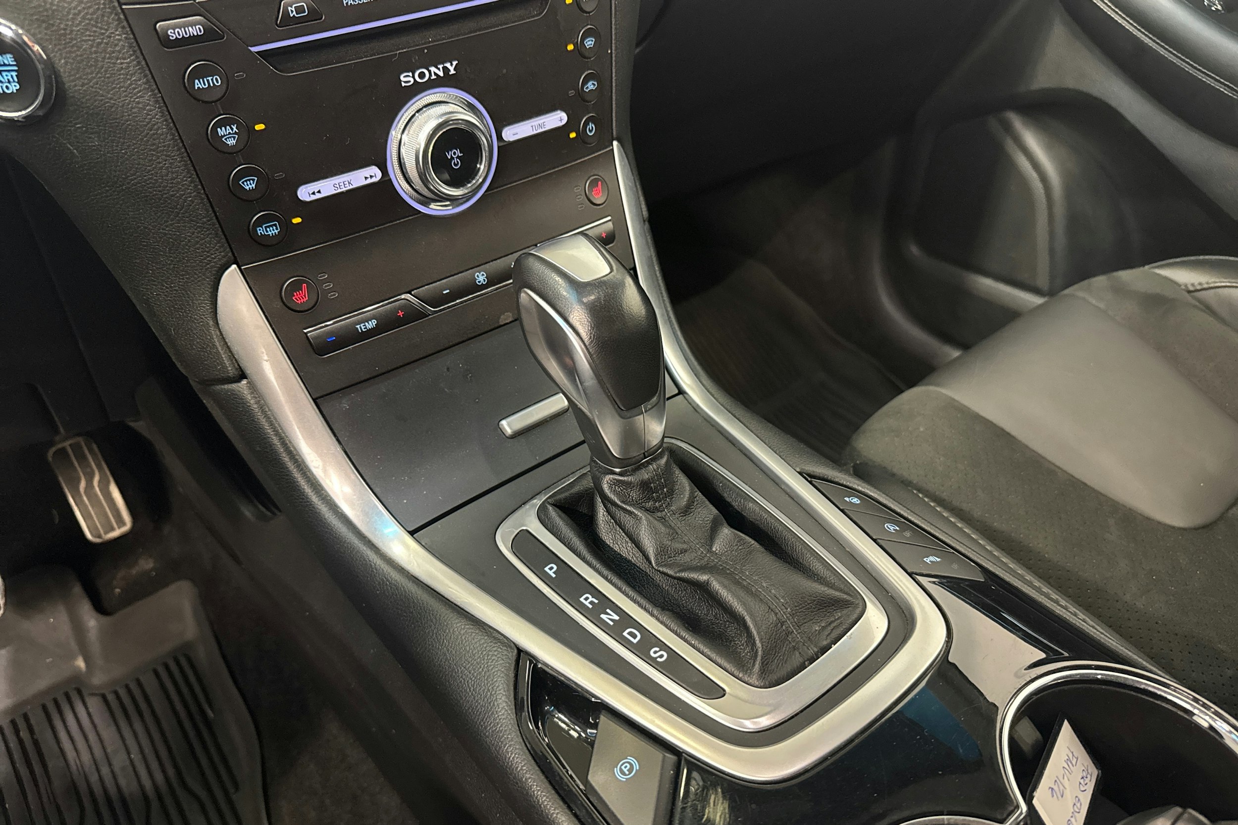 punainen Ford Edge 2018 kuva 19.