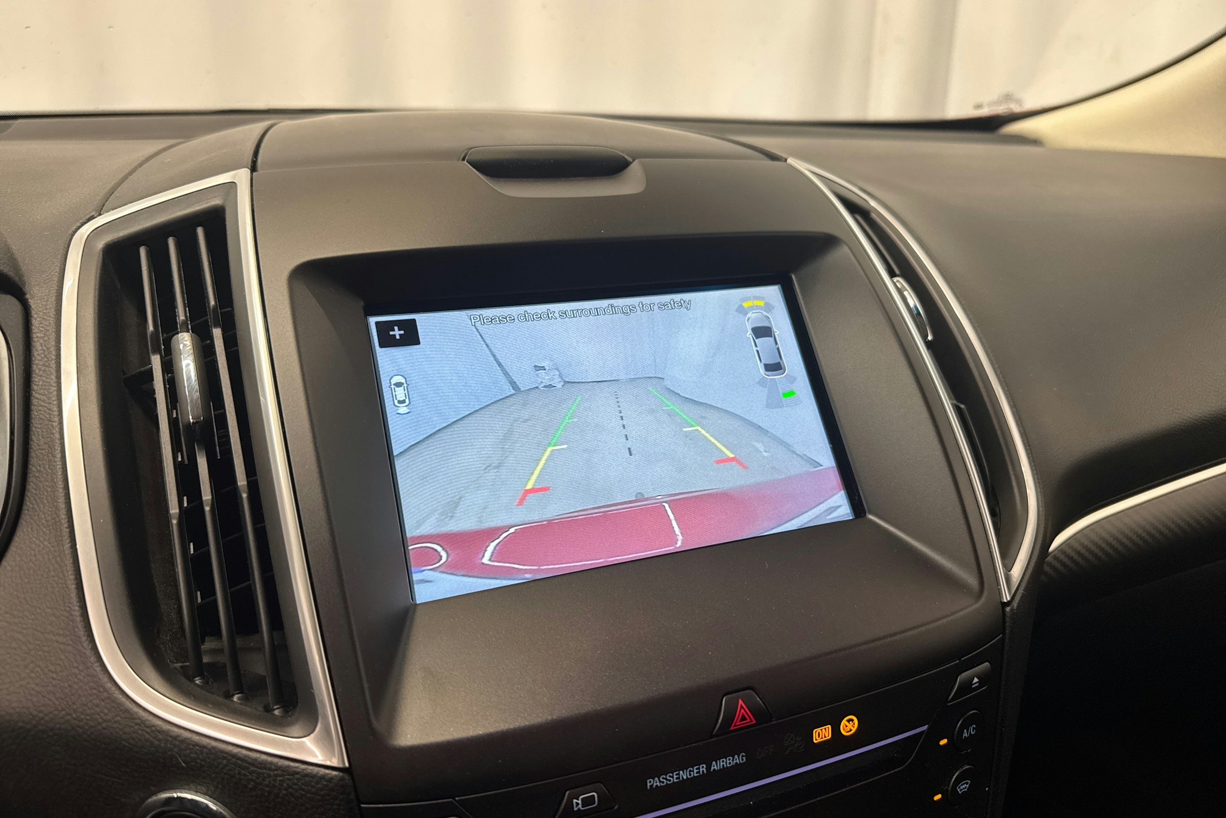 punainen Ford Edge 2018 kuva 23.