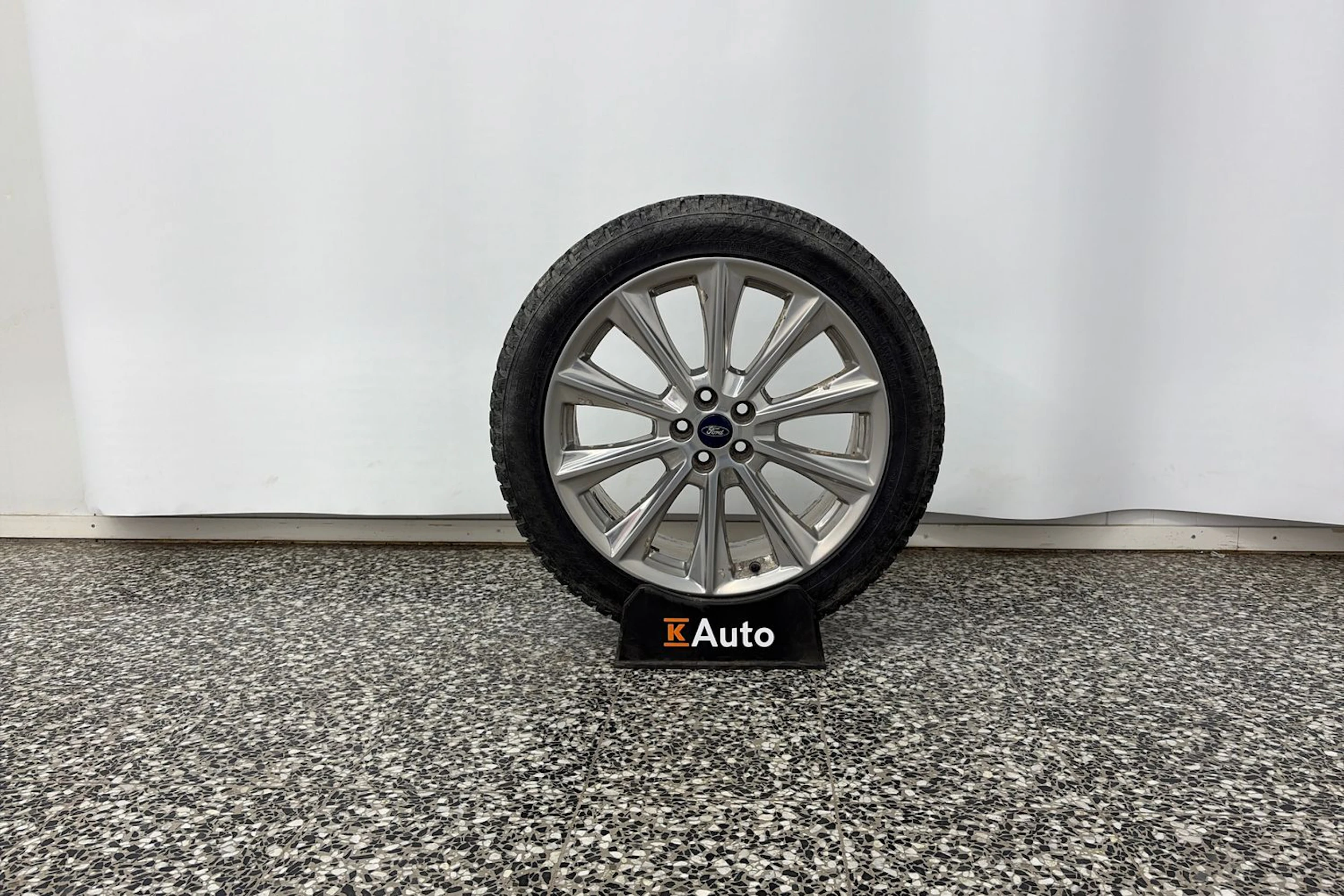 valkoinen Ford Edge 2019 kuva 13.