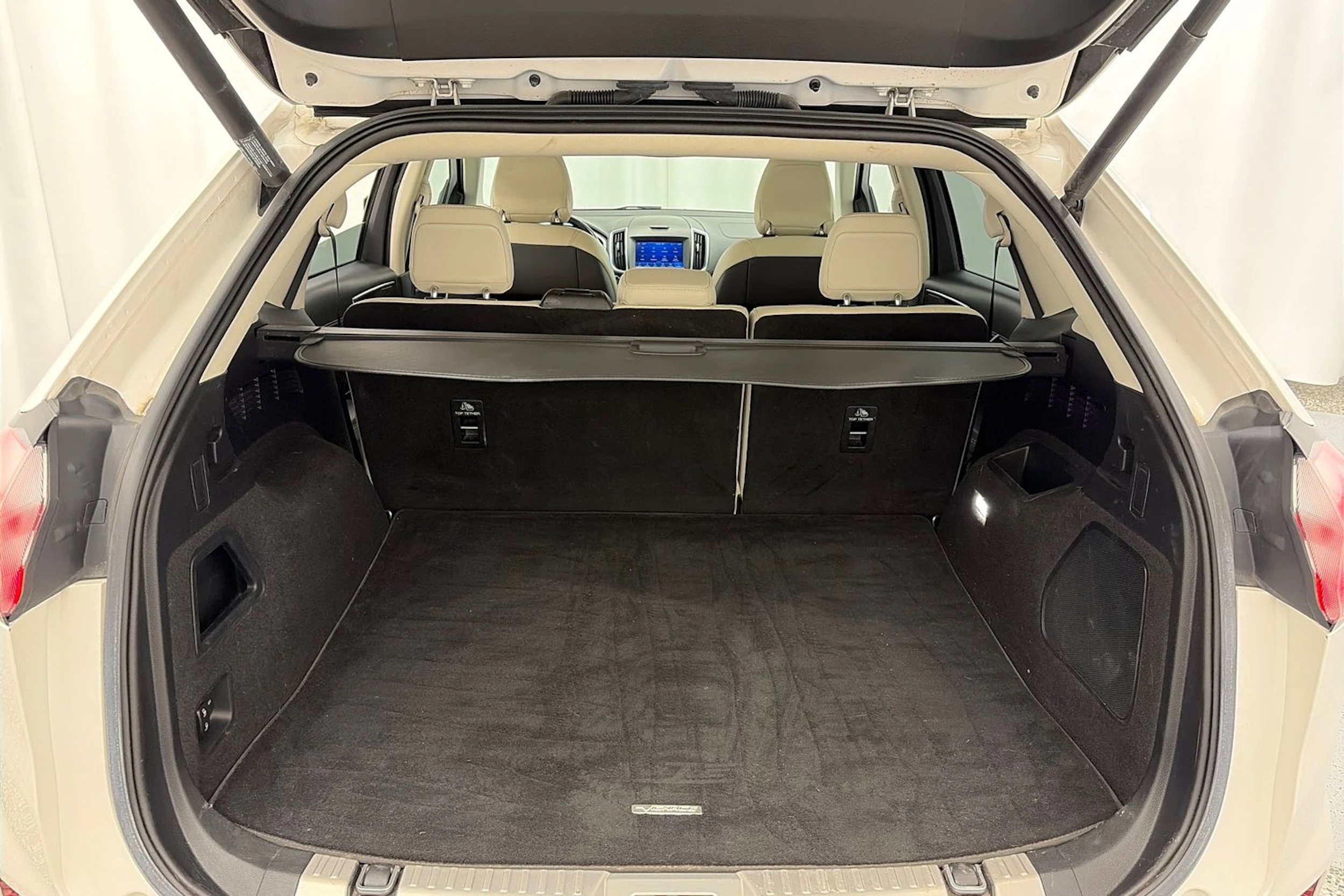 valkoinen Ford Edge 2019 kuva 15.