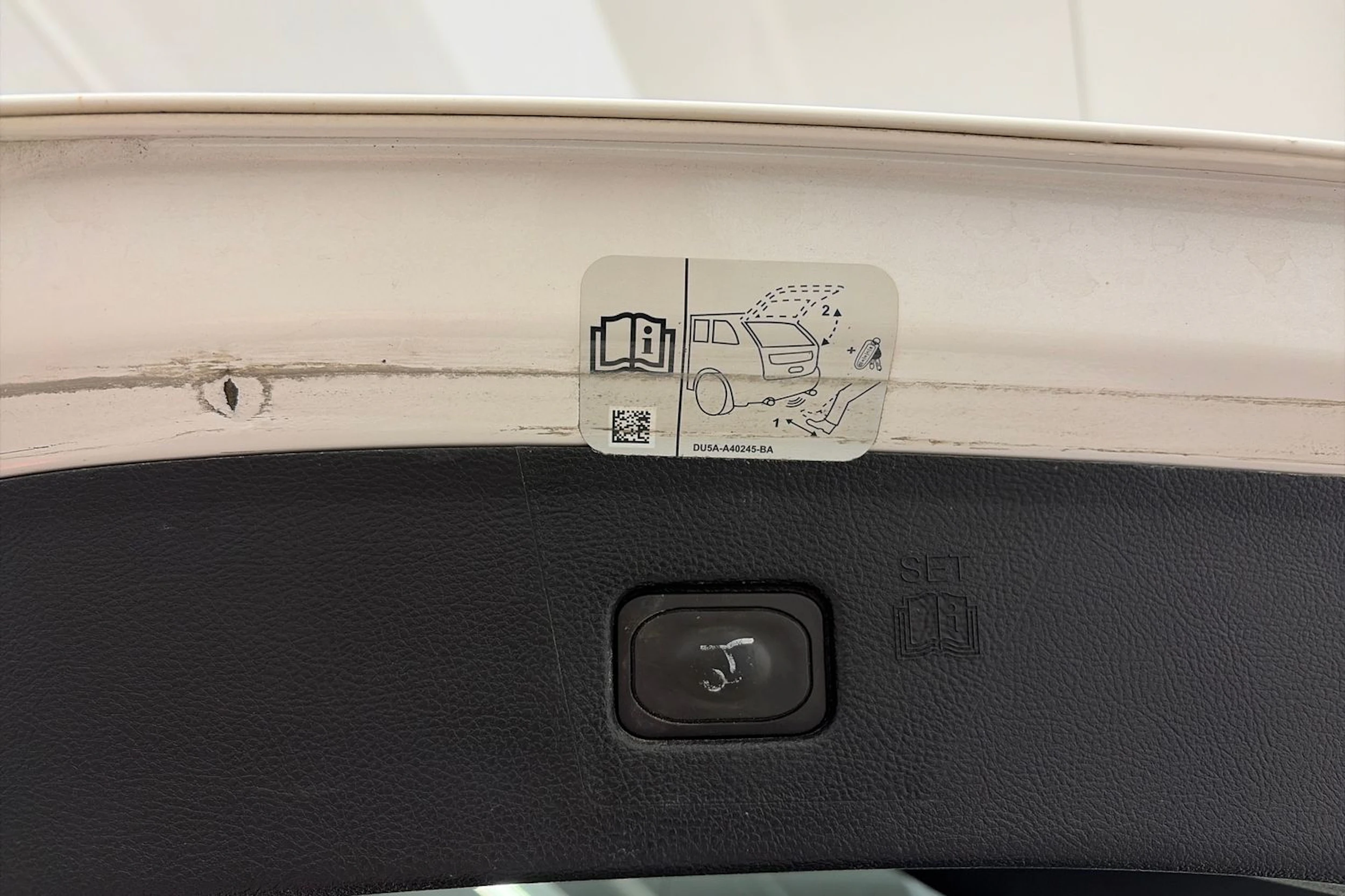 valkoinen Ford Edge 2019 kuva 16.