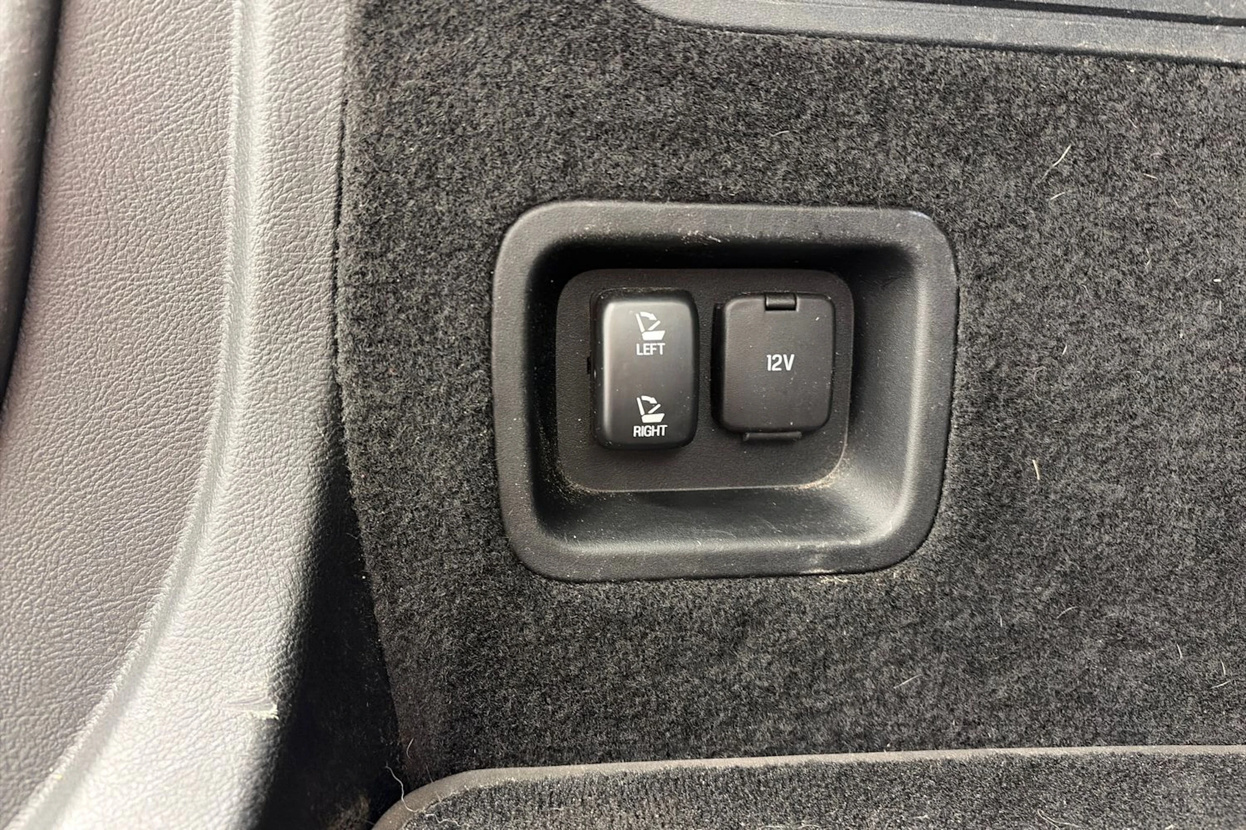 valkoinen Ford Edge 2019 kuva 17.