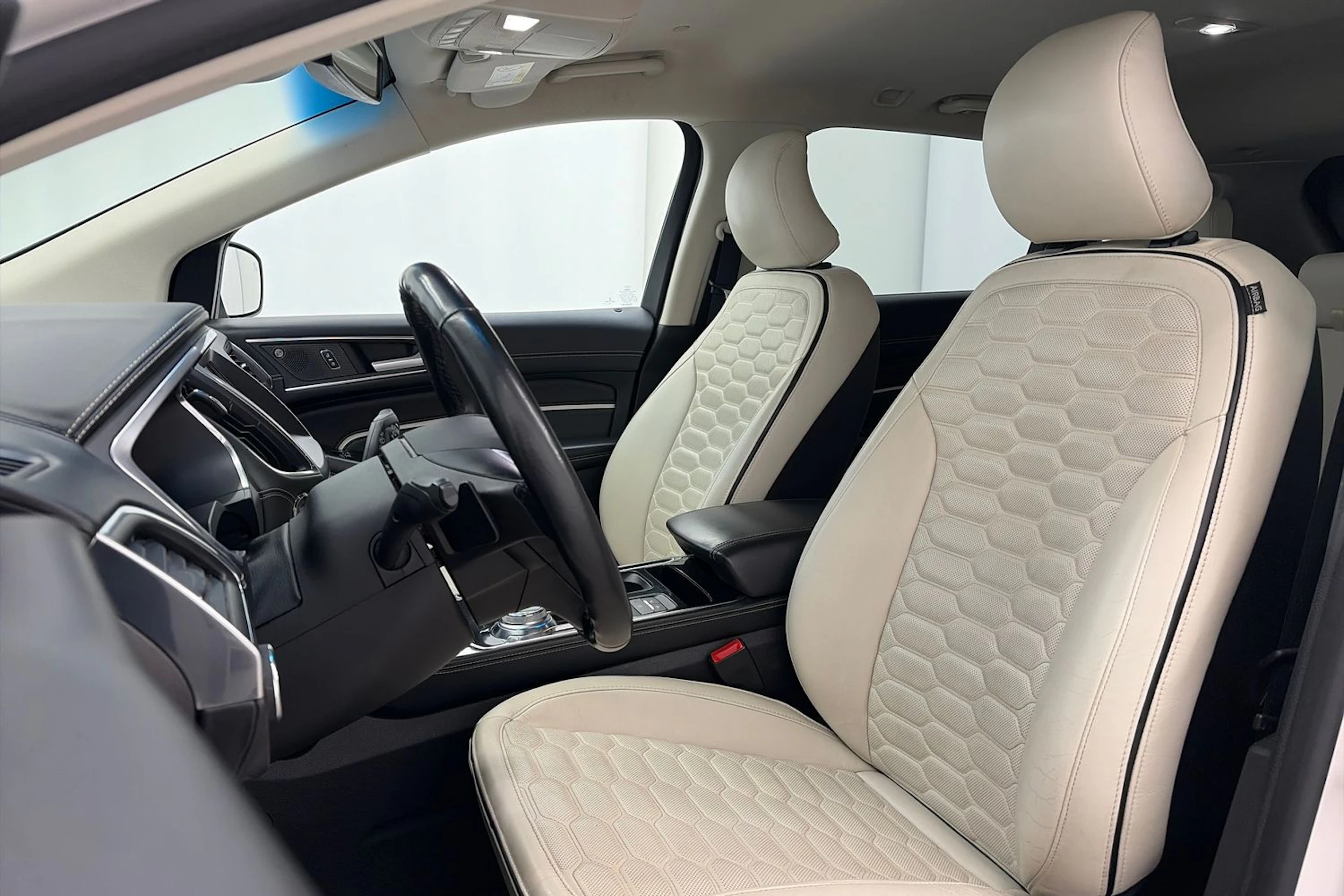 valkoinen Ford Edge 2019 kuva 18.