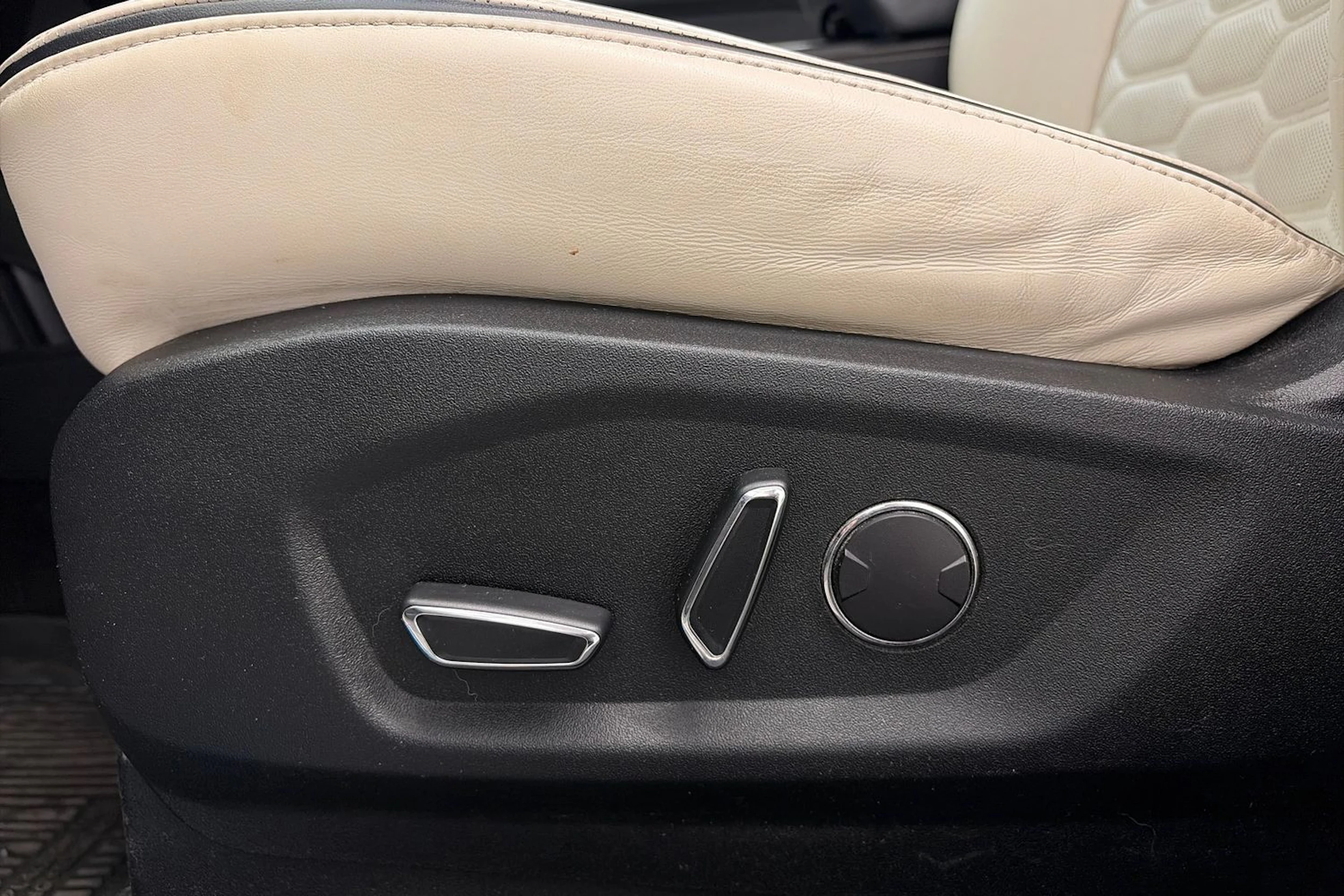 valkoinen Ford Edge 2019 kuva 19.