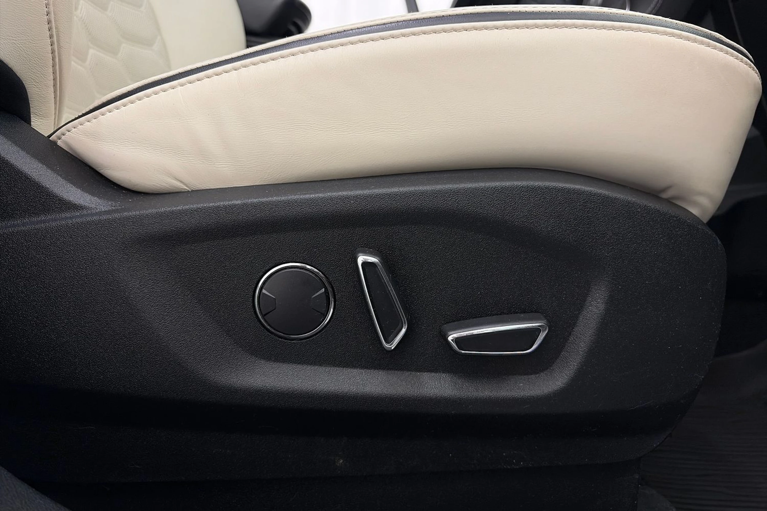 valkoinen Ford Edge 2019 kuva 20.