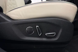 valkoinen Ford Edge 2019 kuva 20.