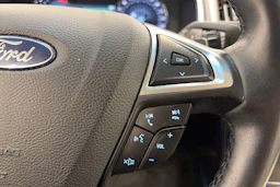valkoinen Ford Edge 2019 kuva 24.