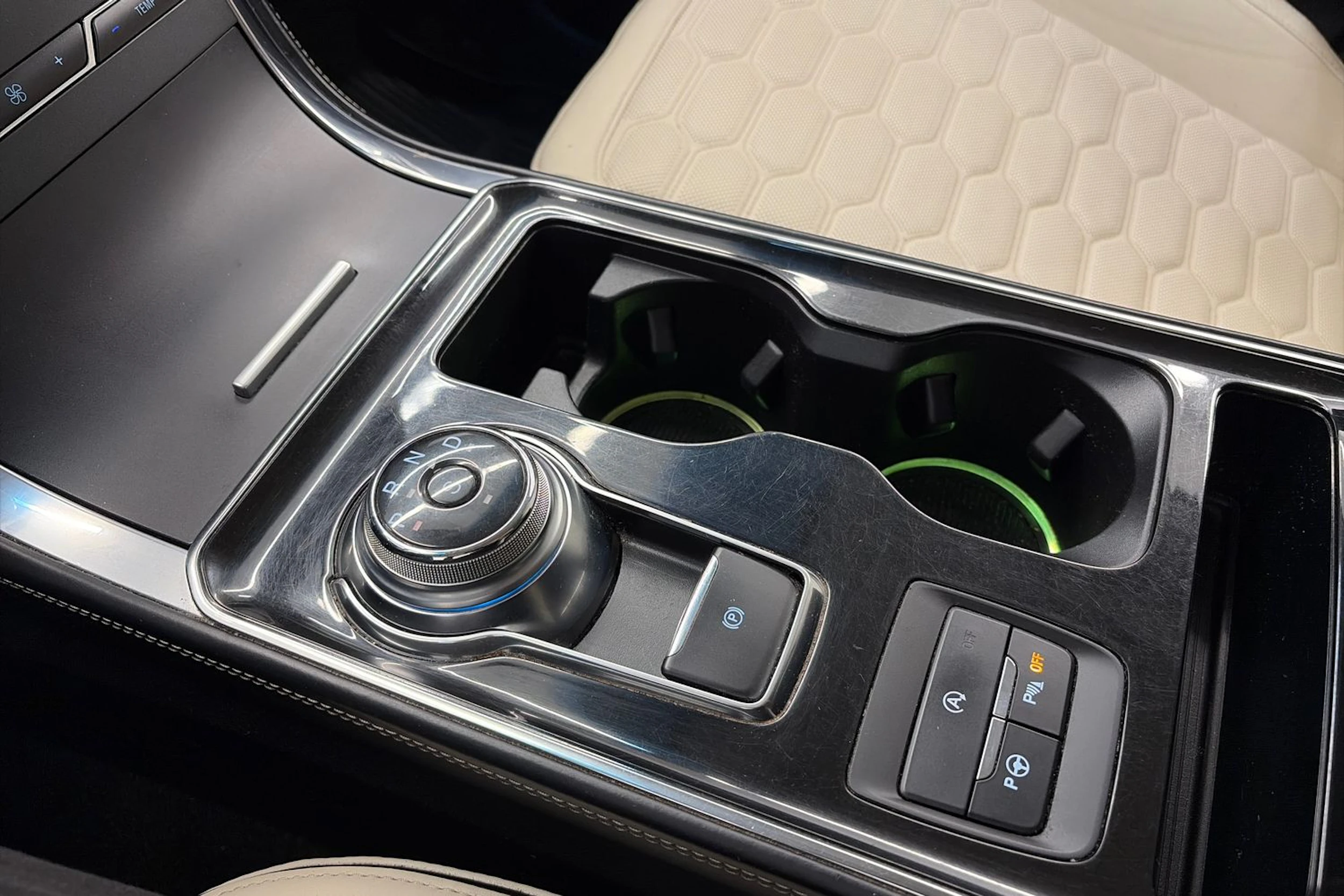 valkoinen Ford Edge 2019 kuva 30.