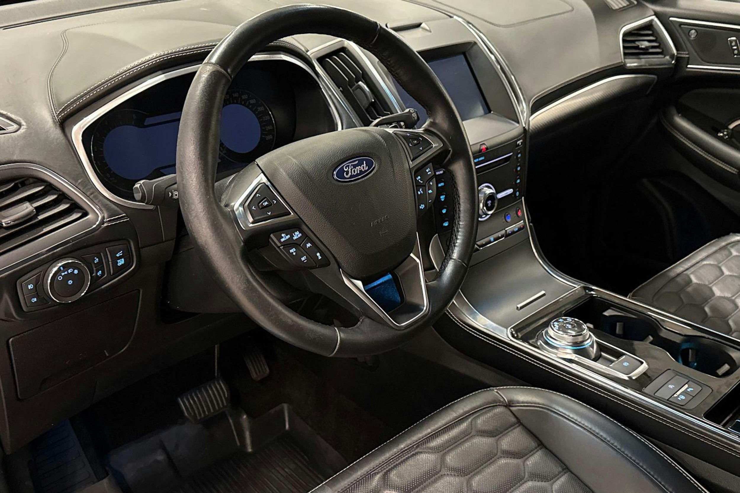 musta Ford Edge 2019 kuva 7.