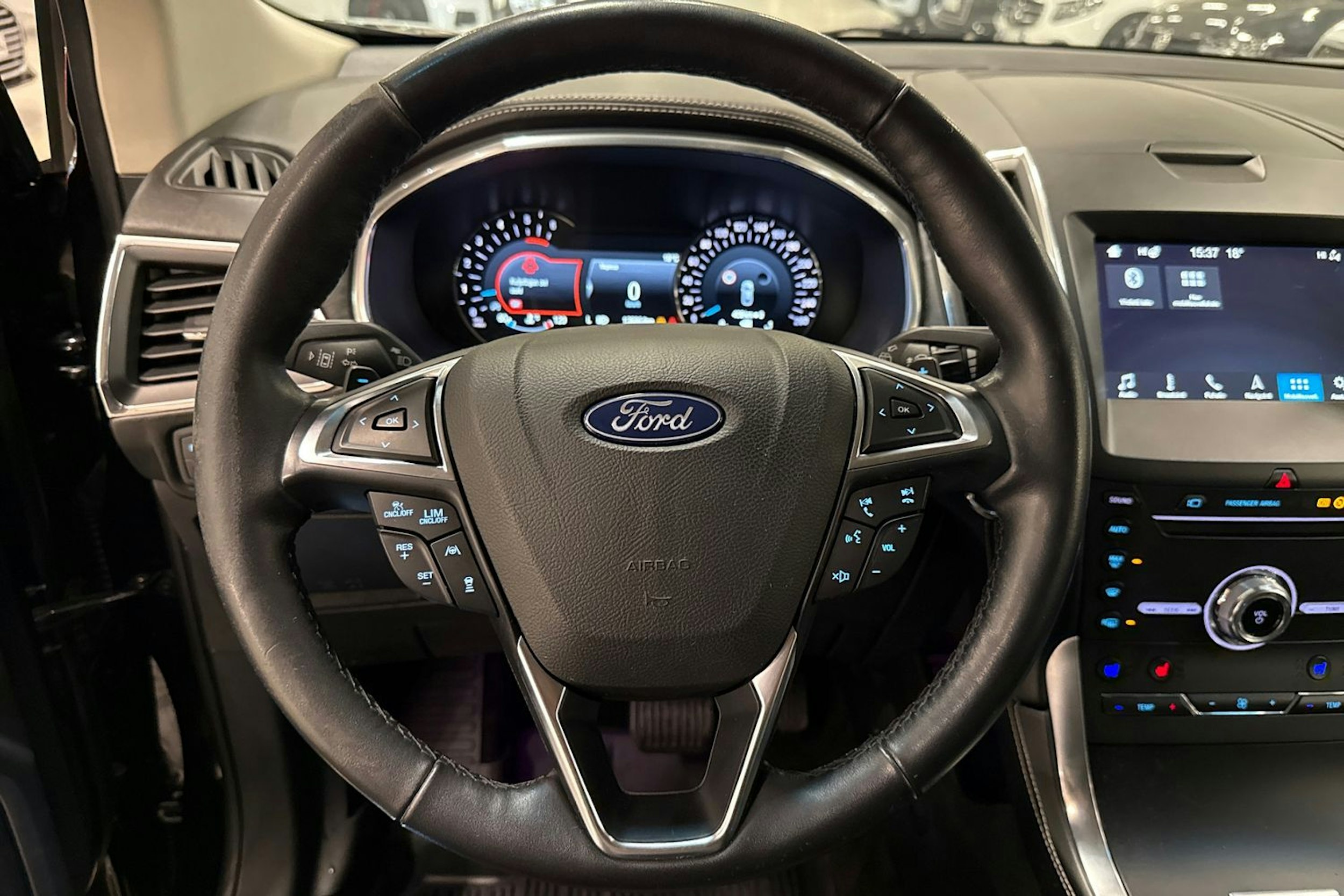musta Ford Edge 2019 kuva 22.