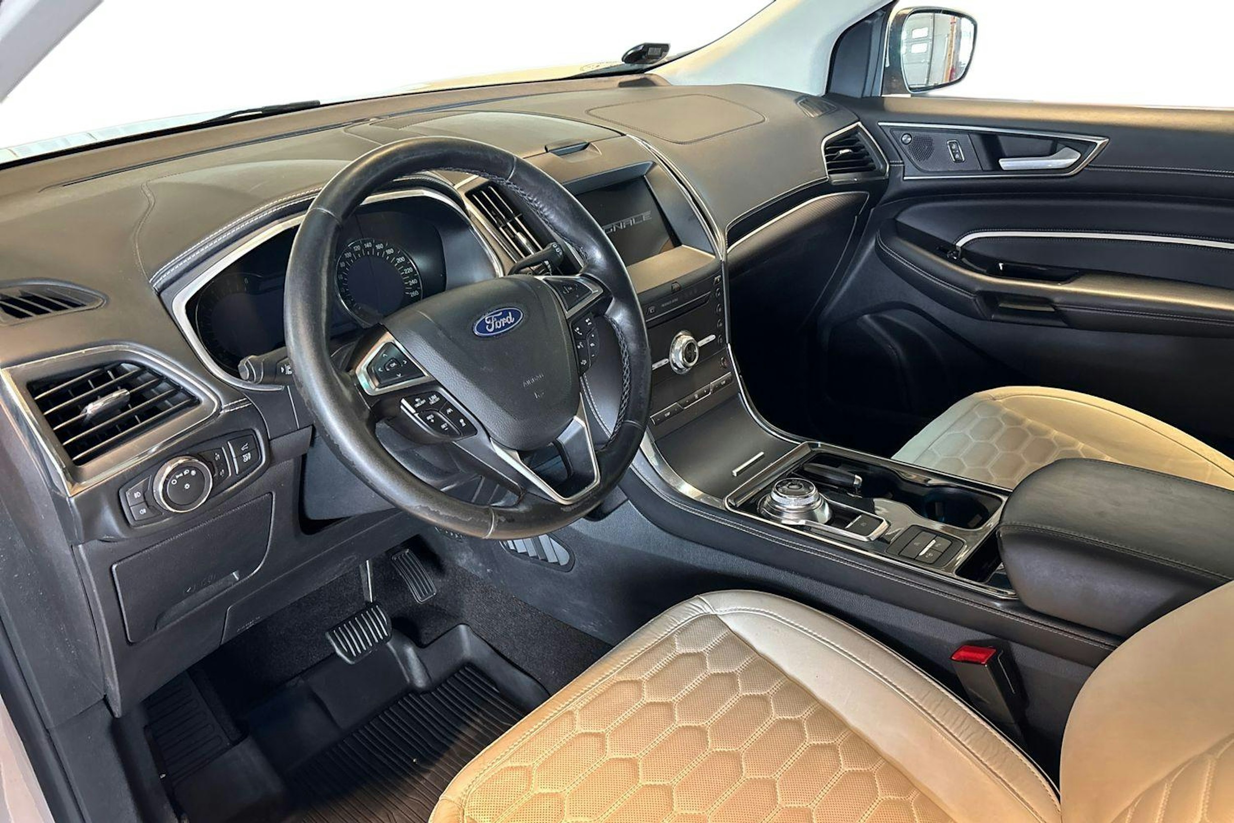 Valkoinen Ford Edge 2019 kuva 3.