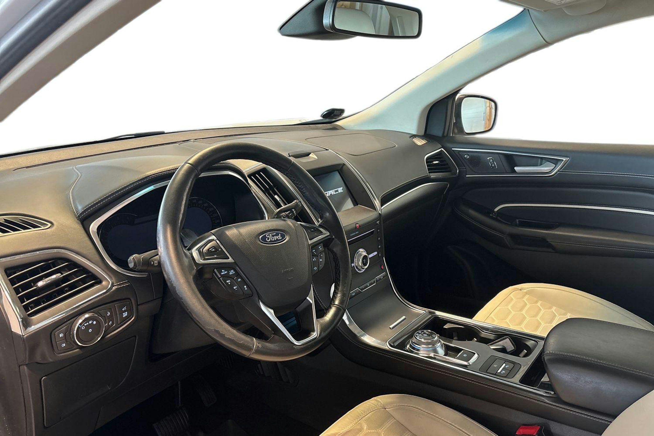 Valkoinen Ford Edge 2019 kuva 7.
