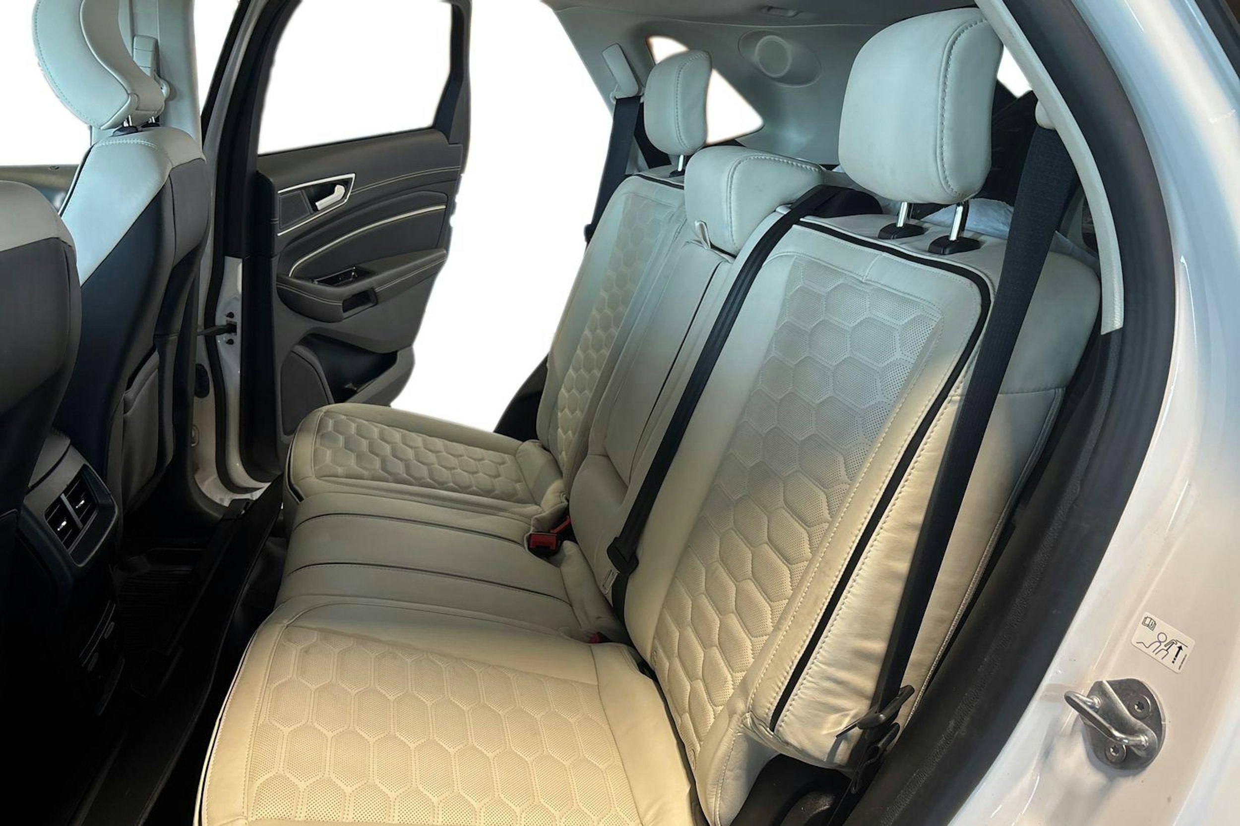 Valkoinen Ford Edge 2019 kuva 10.