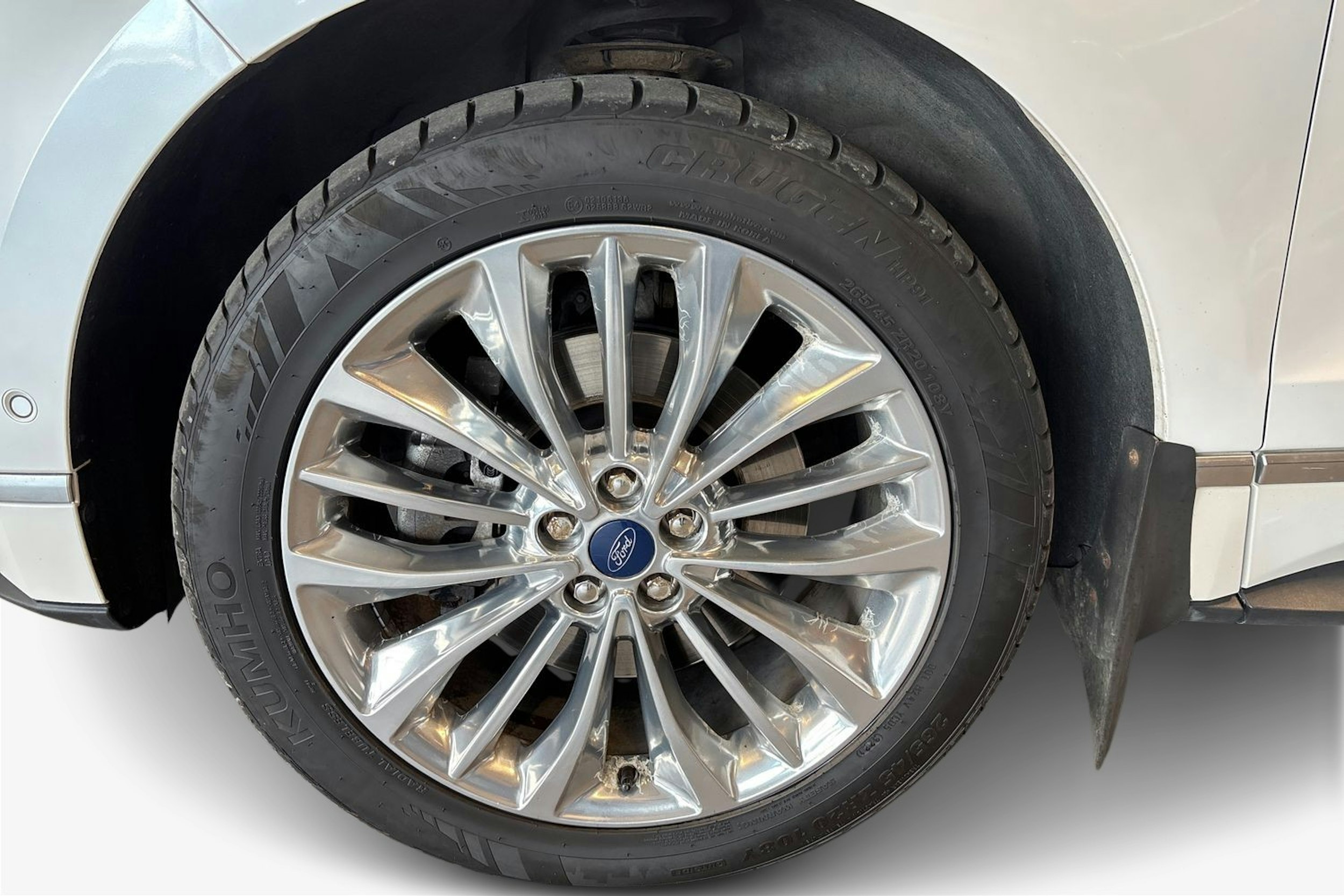 Valkoinen Ford Edge 2019 kuva 11.