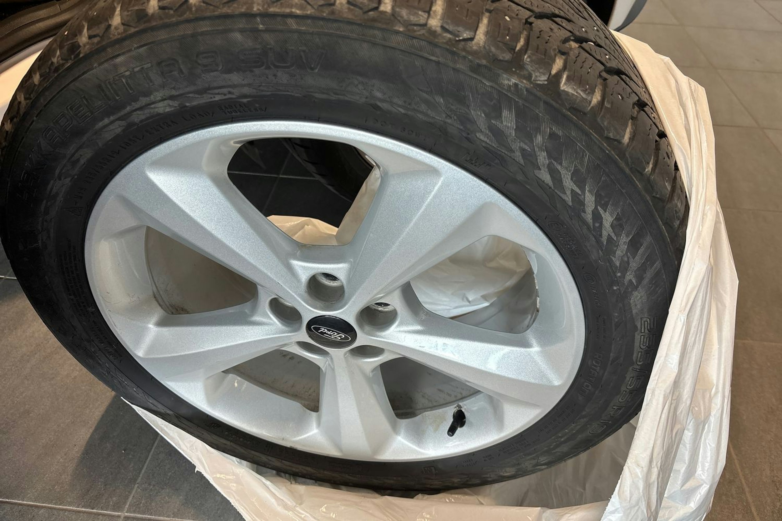 Valkoinen Ford Edge 2019 kuva 15.