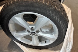 Valkoinen Ford Edge 2019 kuva 15.