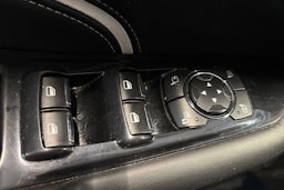 Valkoinen Ford Edge 2019 kuva 18.