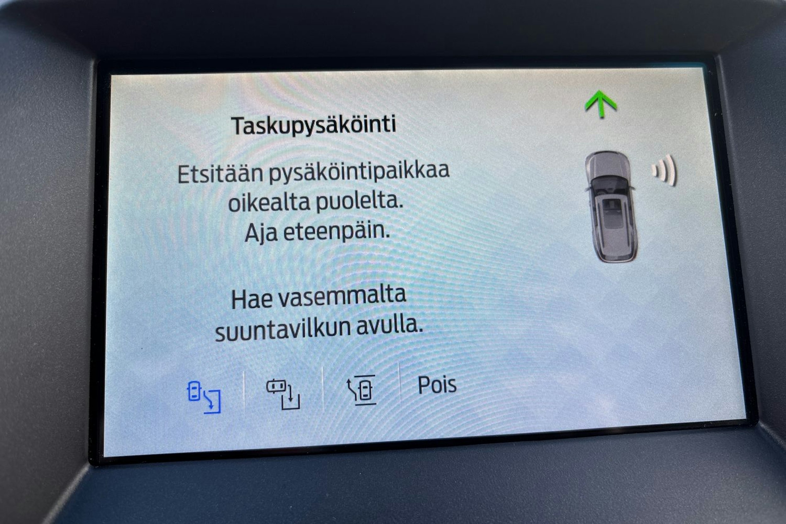 Valkoinen Ford Edge 2019 kuva 20.