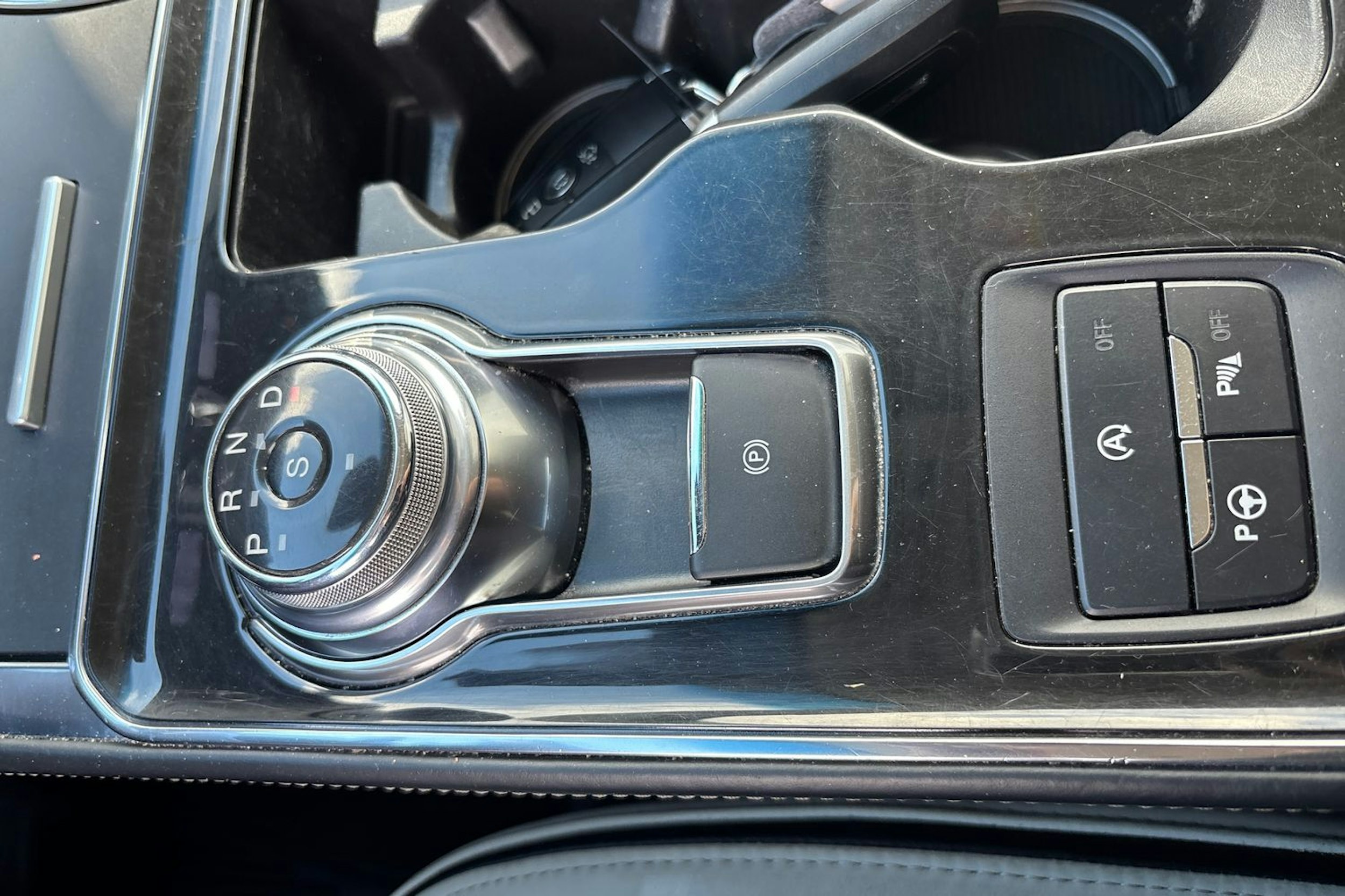 Valkoinen Ford Edge 2019 kuva 21.