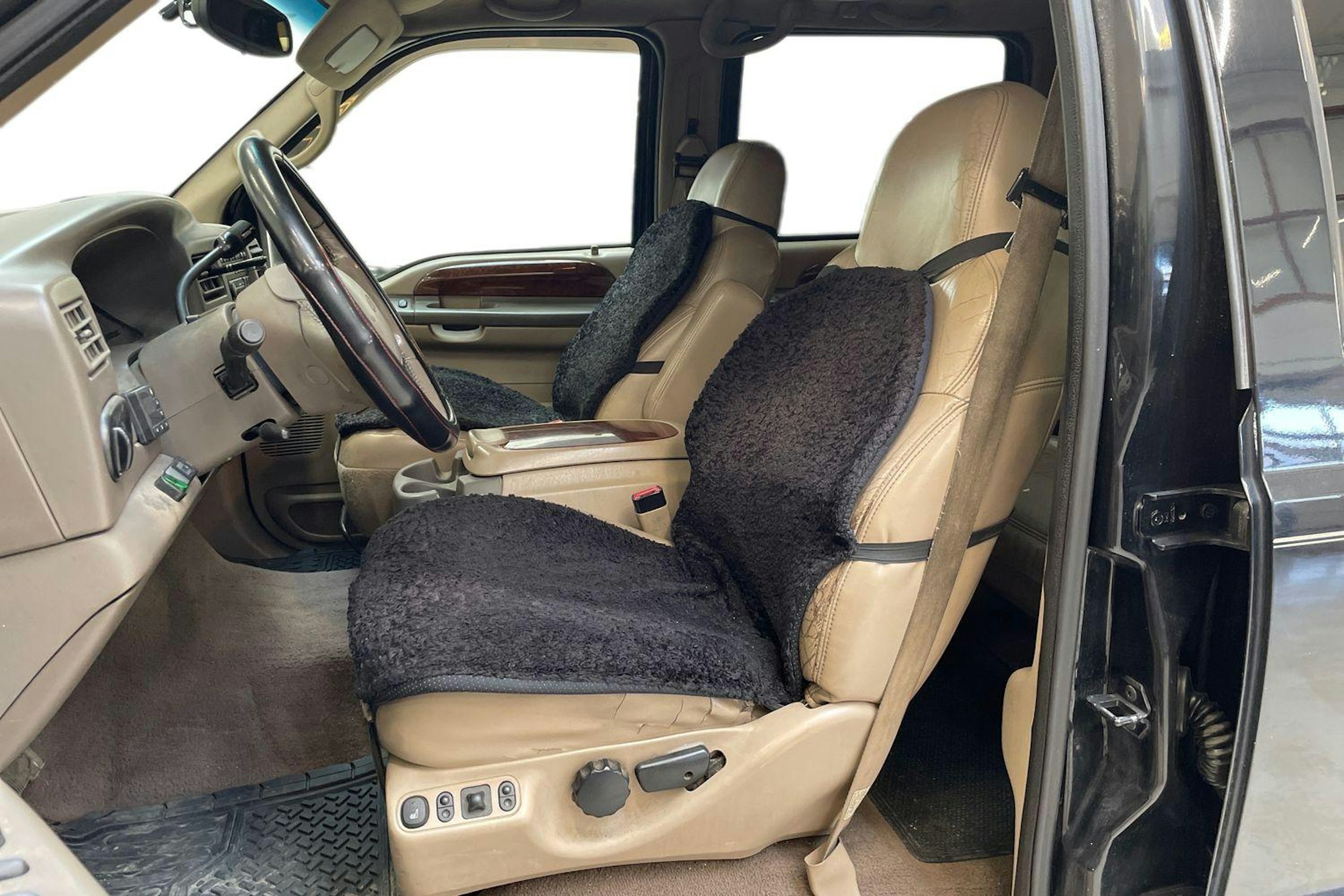 musta Ford Excursion 2001 kuva 7.