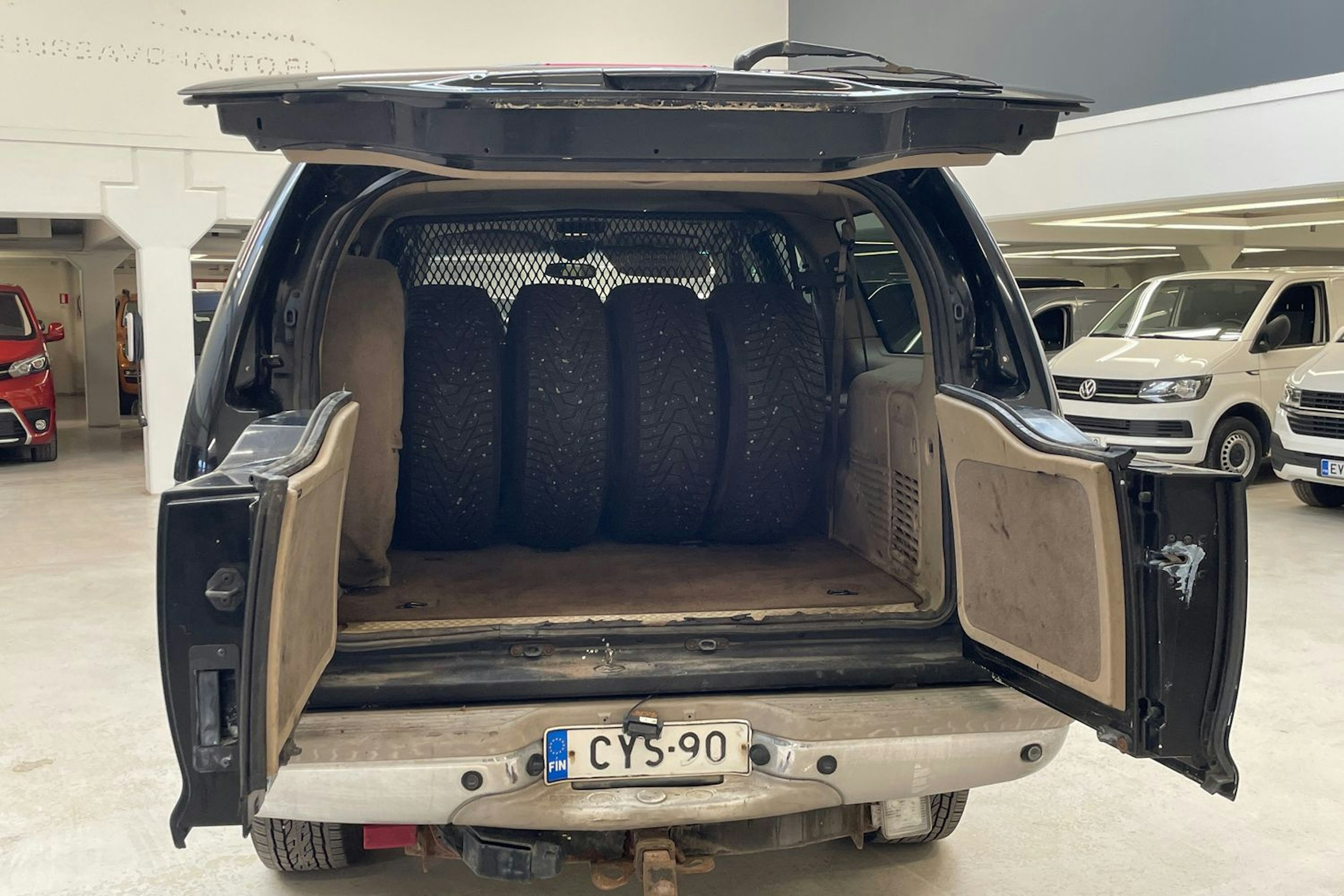 musta Ford Excursion 2001 kuva 14.