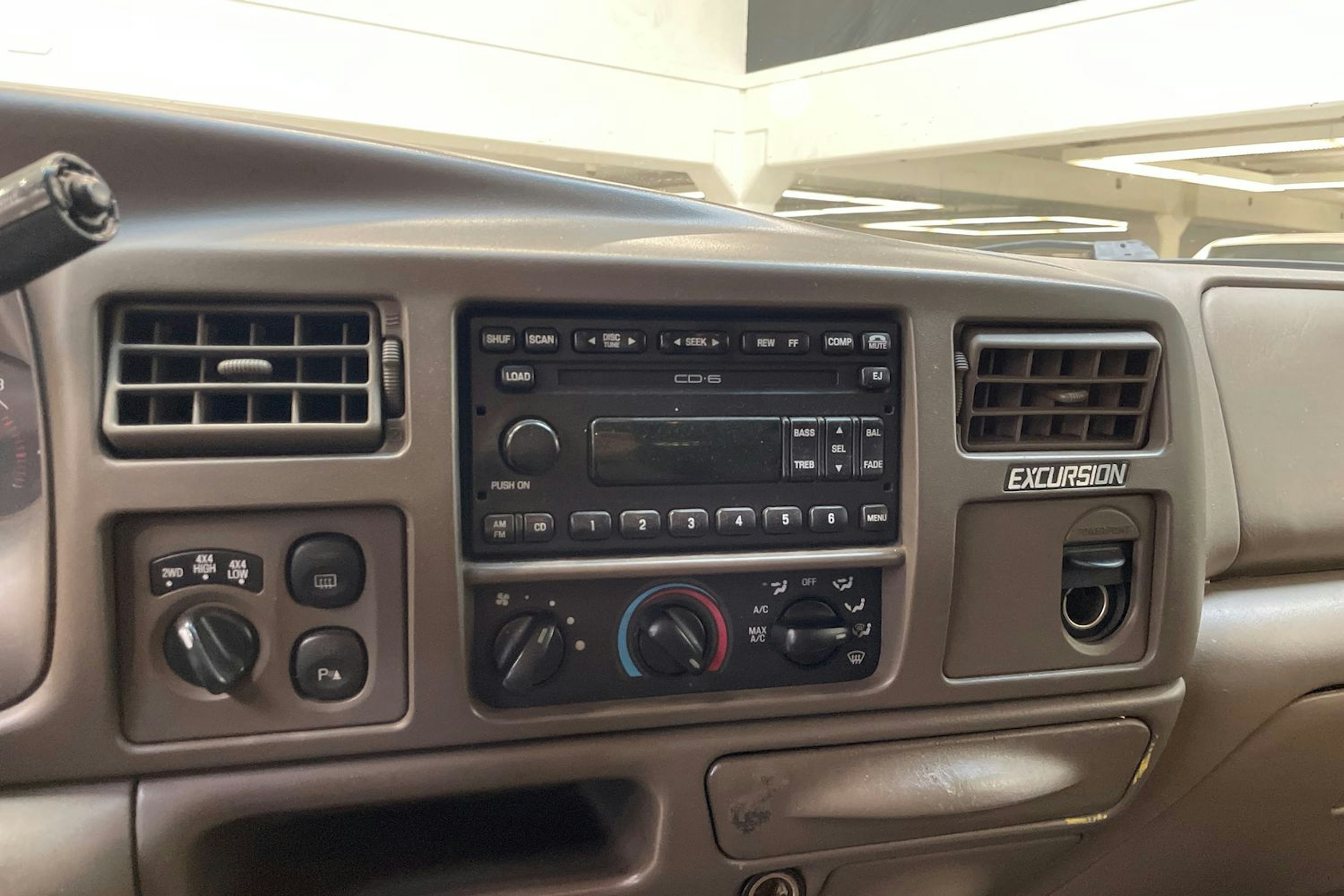 musta Ford Excursion 2001 kuva 18.