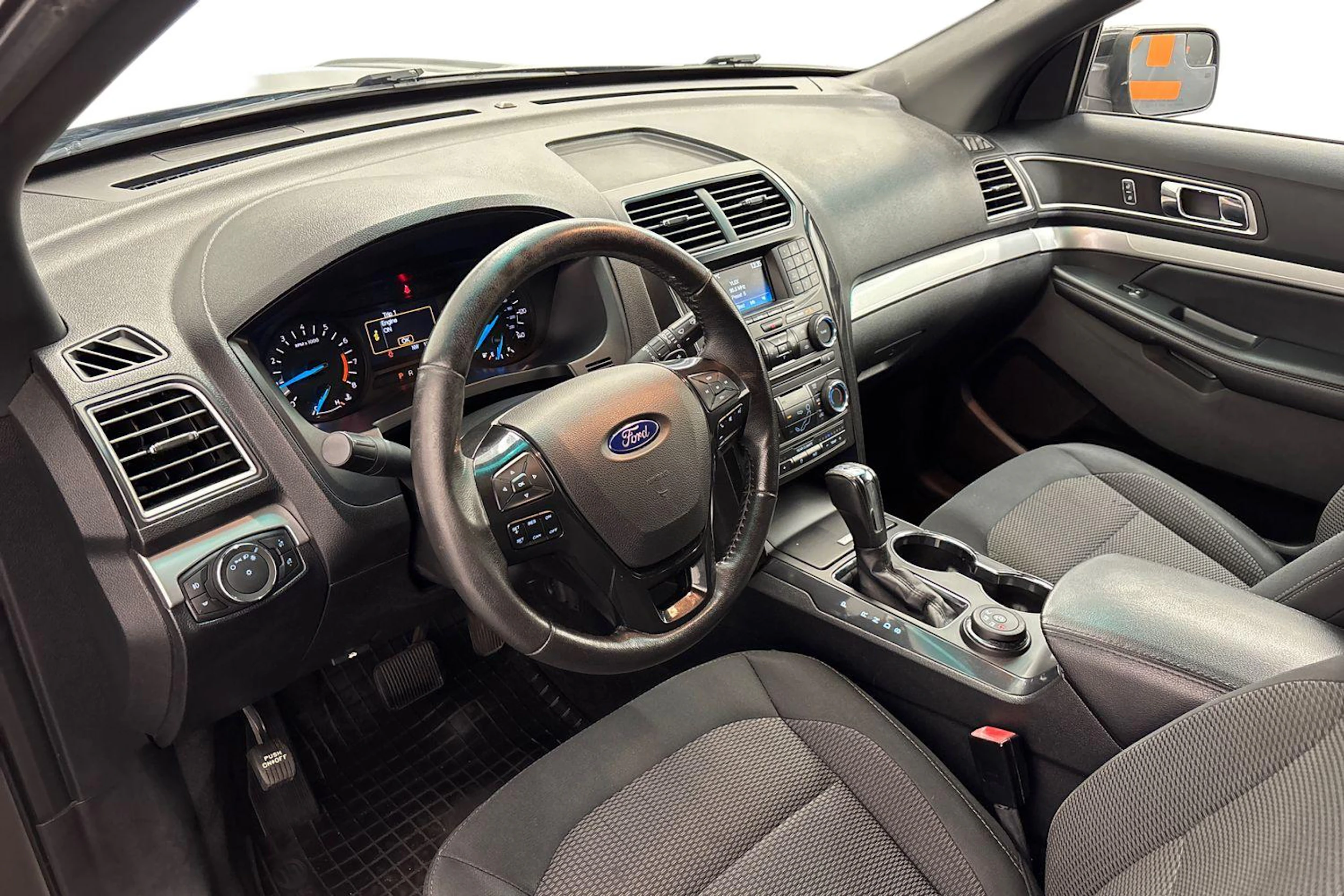 harmaa Ford Explorer 2016 kuva 6.