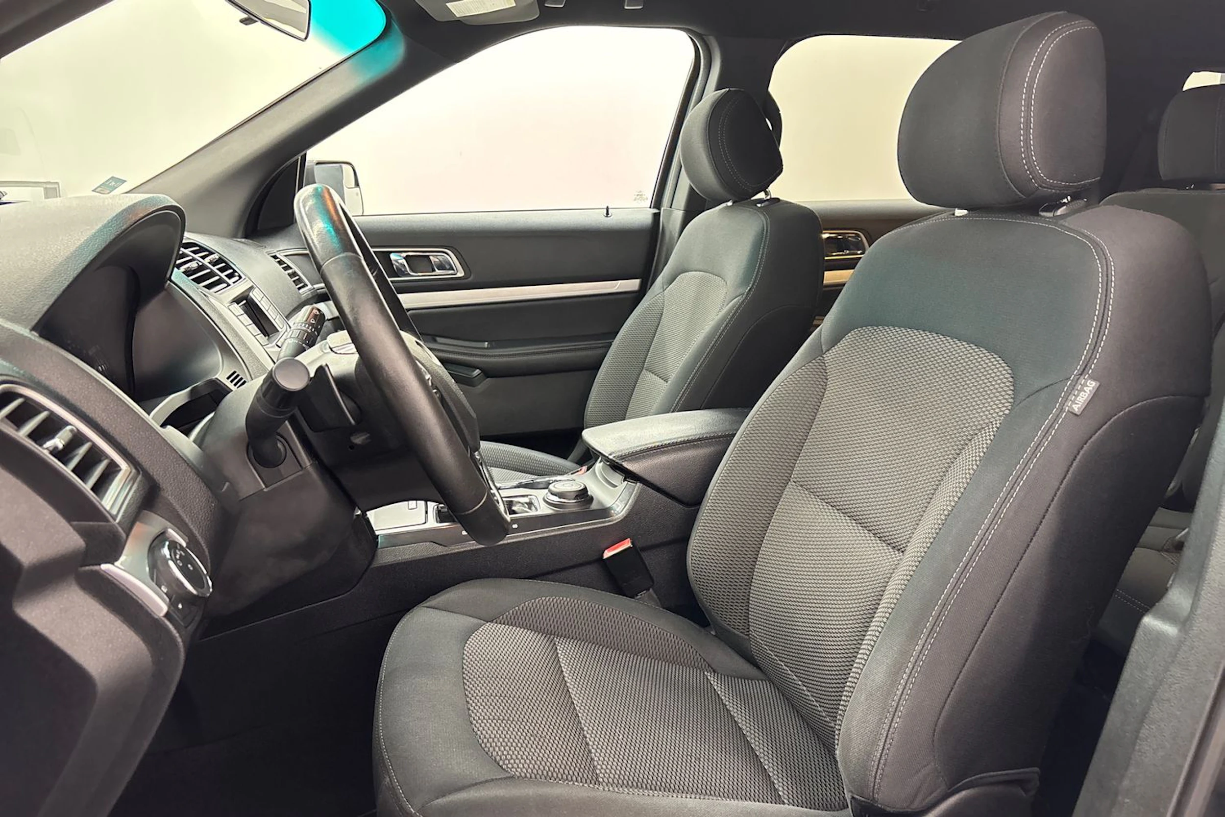 harmaa Ford Explorer 2016 kuva 12.