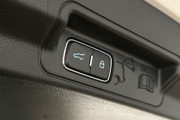 valkoinen Ford Explorer 2020 kuva 17.