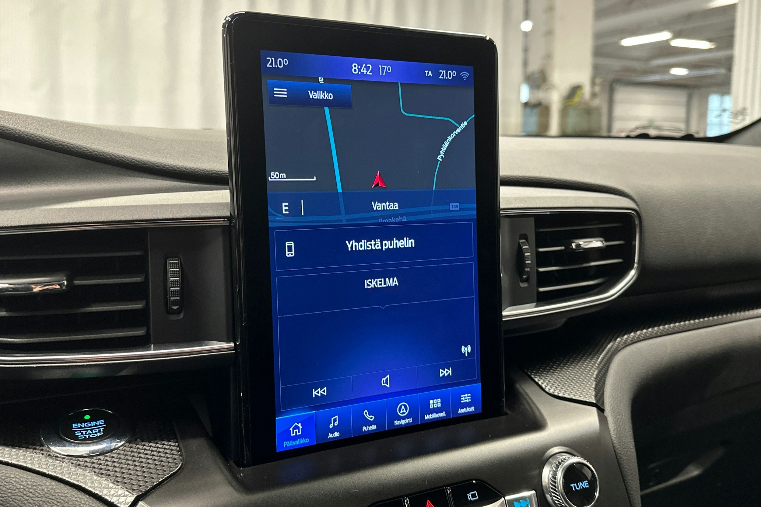 valkoinen Ford Explorer 2020 kuva 27.