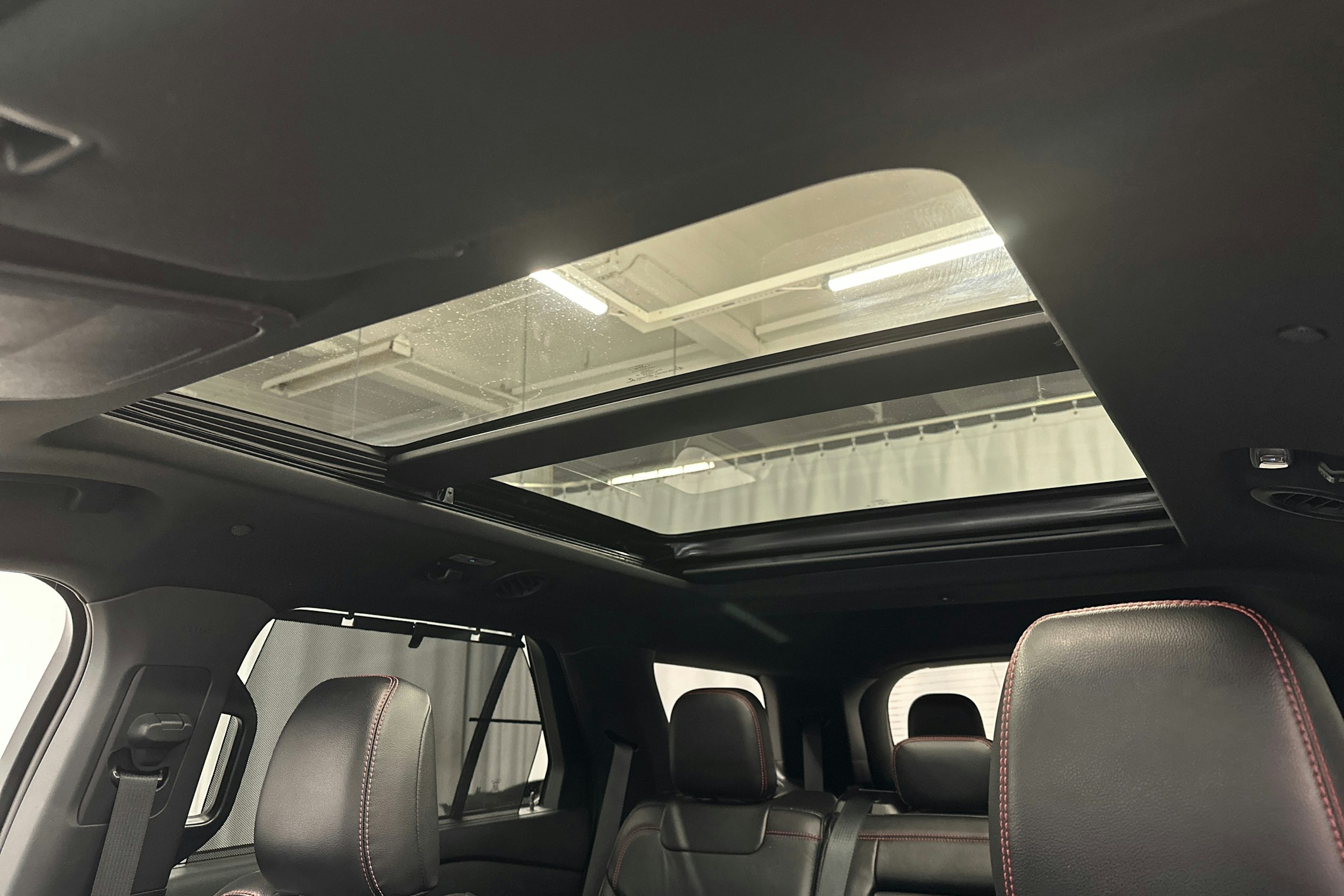 valkoinen Ford Explorer 2020 kuva 38.