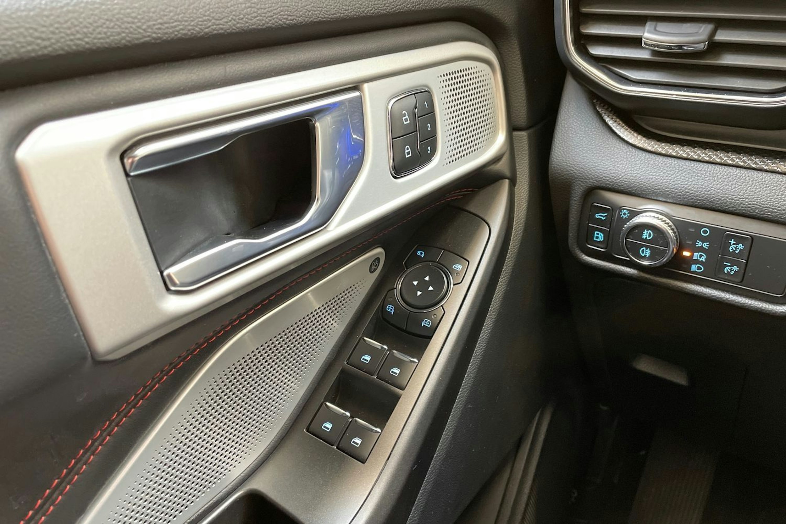 harmaa Ford Explorer 2020 kuva 19.