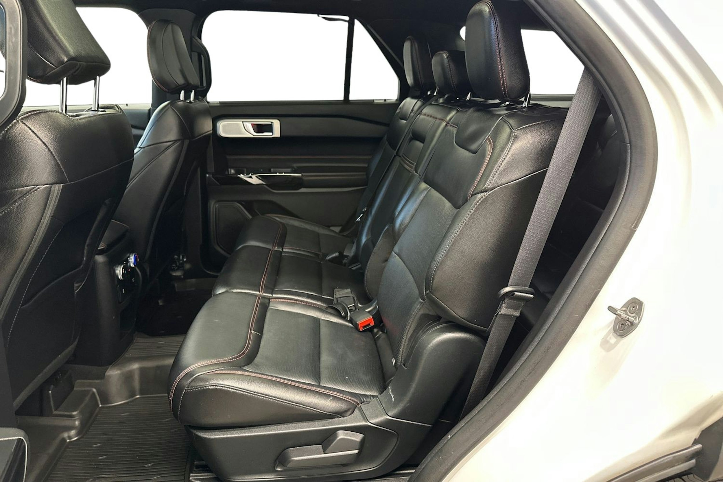 valkoinen Ford Explorer 2021 kuva 8.