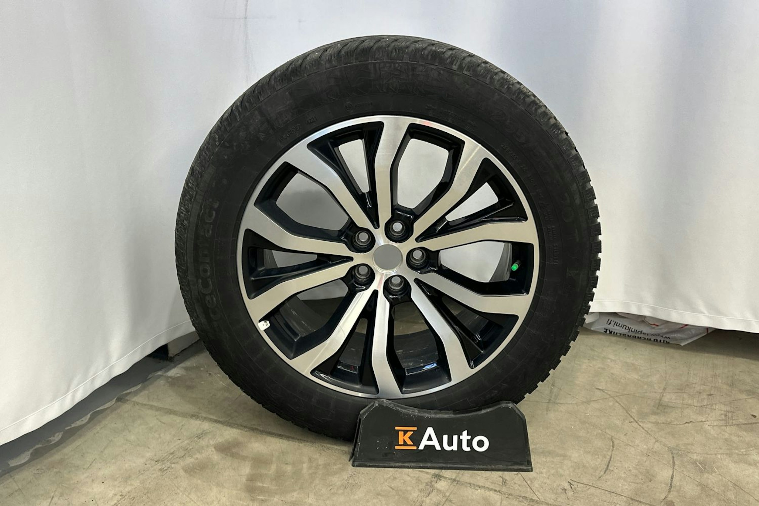 valkoinen Ford Explorer 2021 kuva 10.