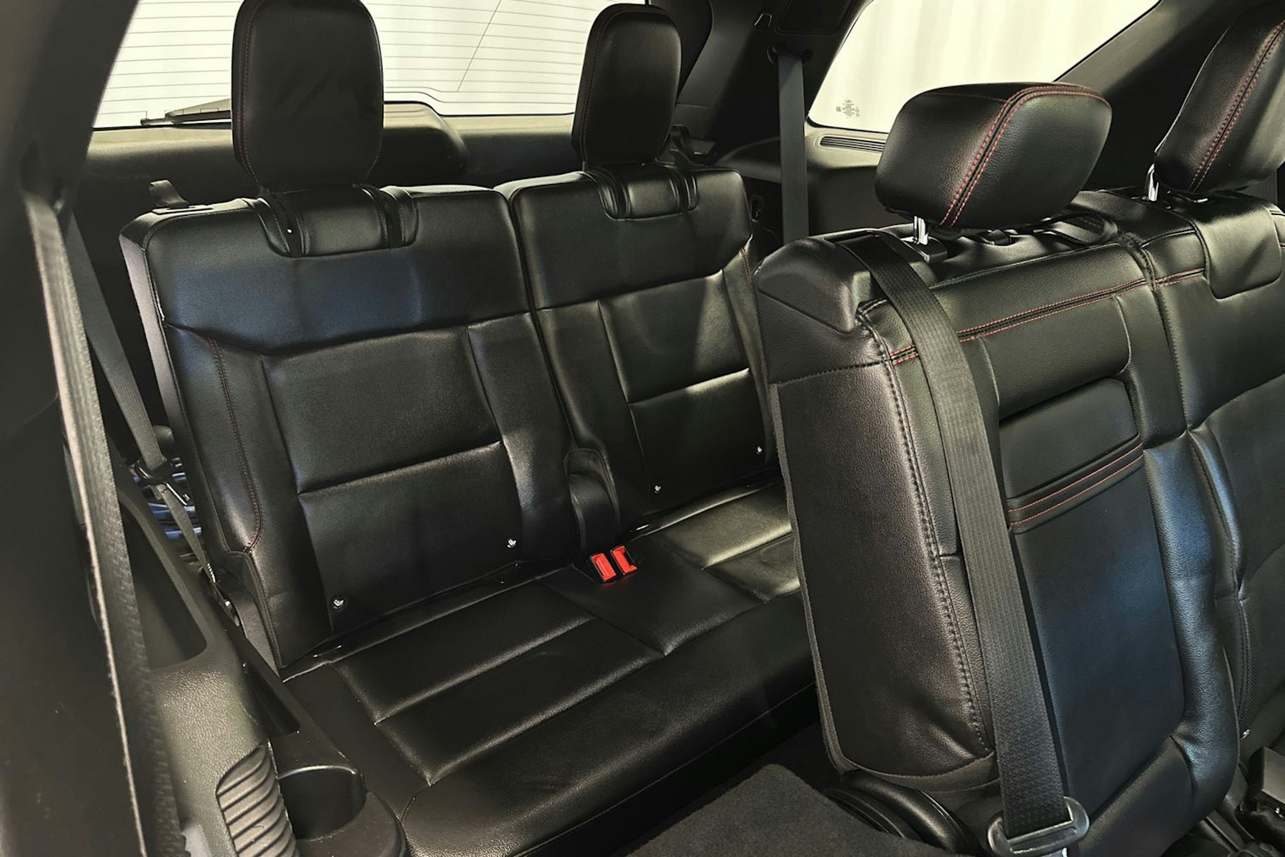 valkoinen Ford Explorer 2021 kuva 11.