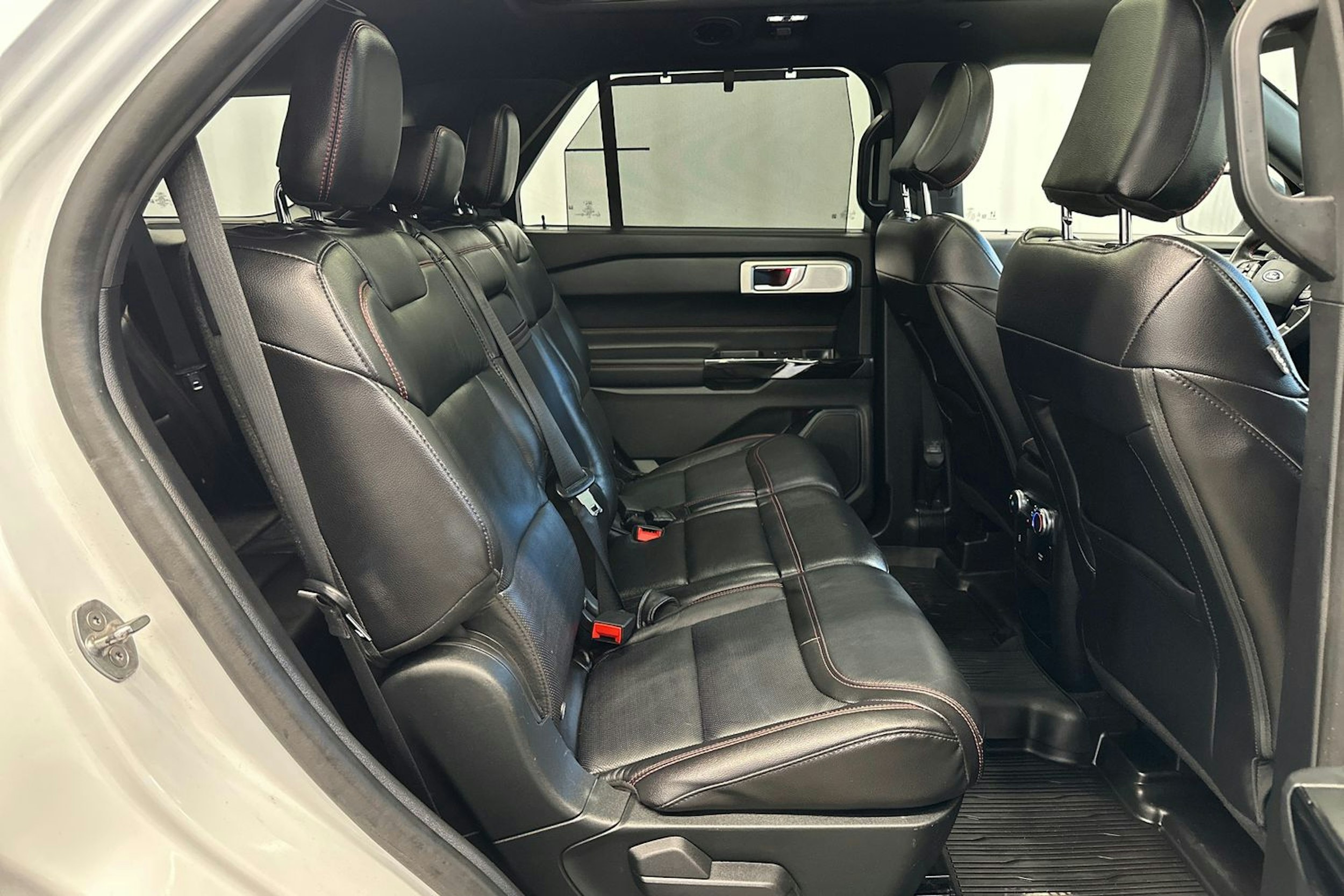 valkoinen Ford Explorer 2021 kuva 12.