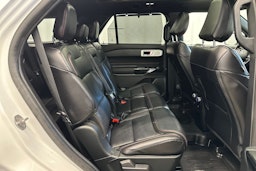 valkoinen Ford Explorer 2021 kuva 12.
