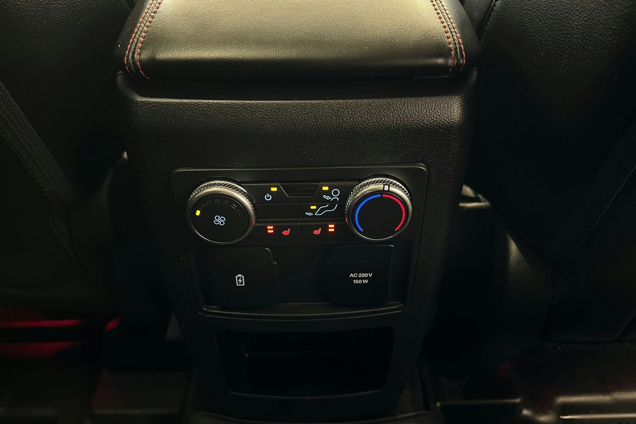 valkoinen Ford Explorer 2021 kuva 13.