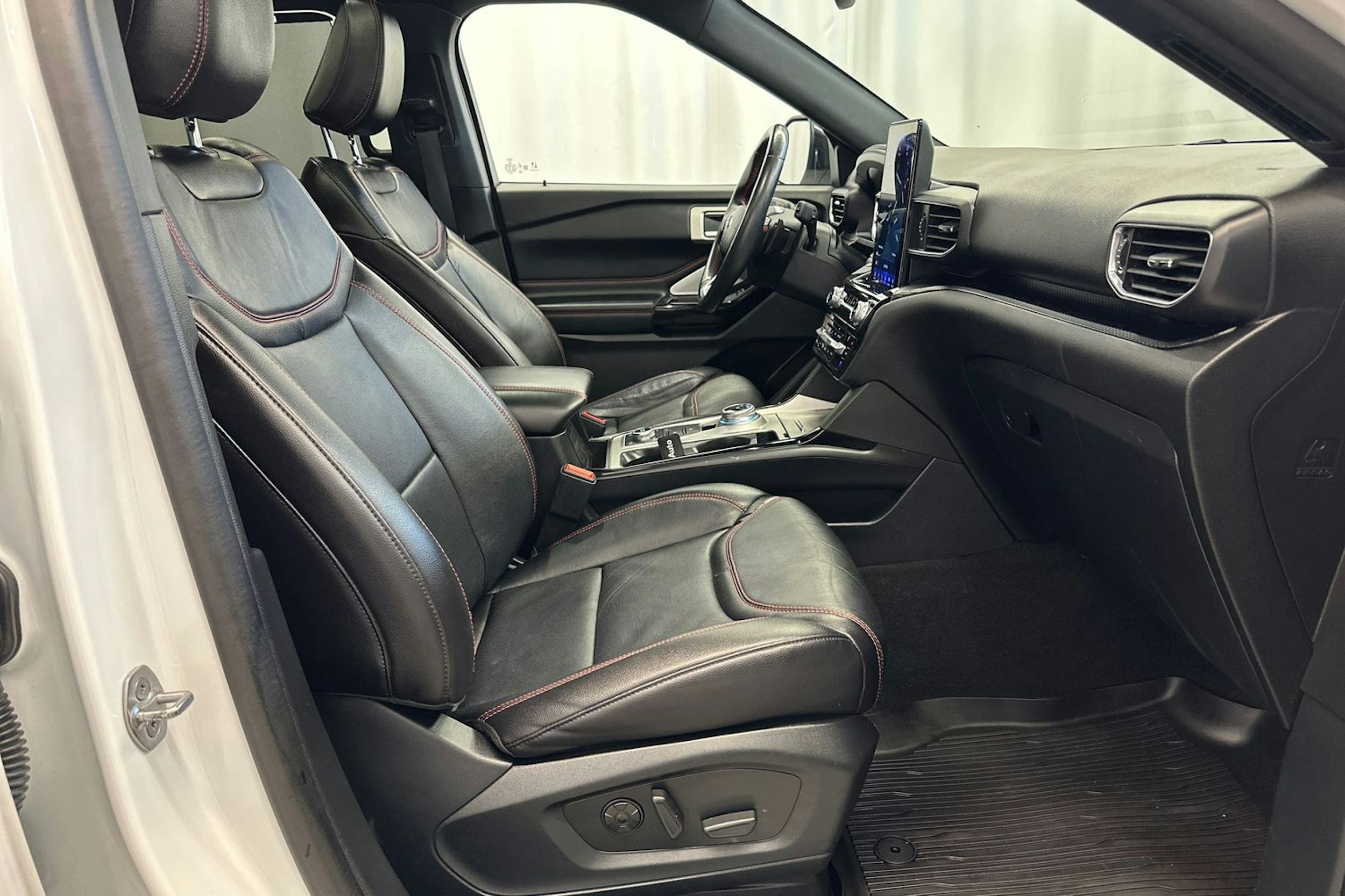 valkoinen Ford Explorer 2021 kuva 14.