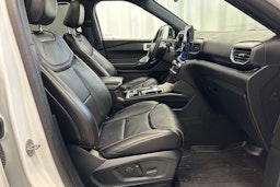 valkoinen Ford Explorer 2021 kuva 14.