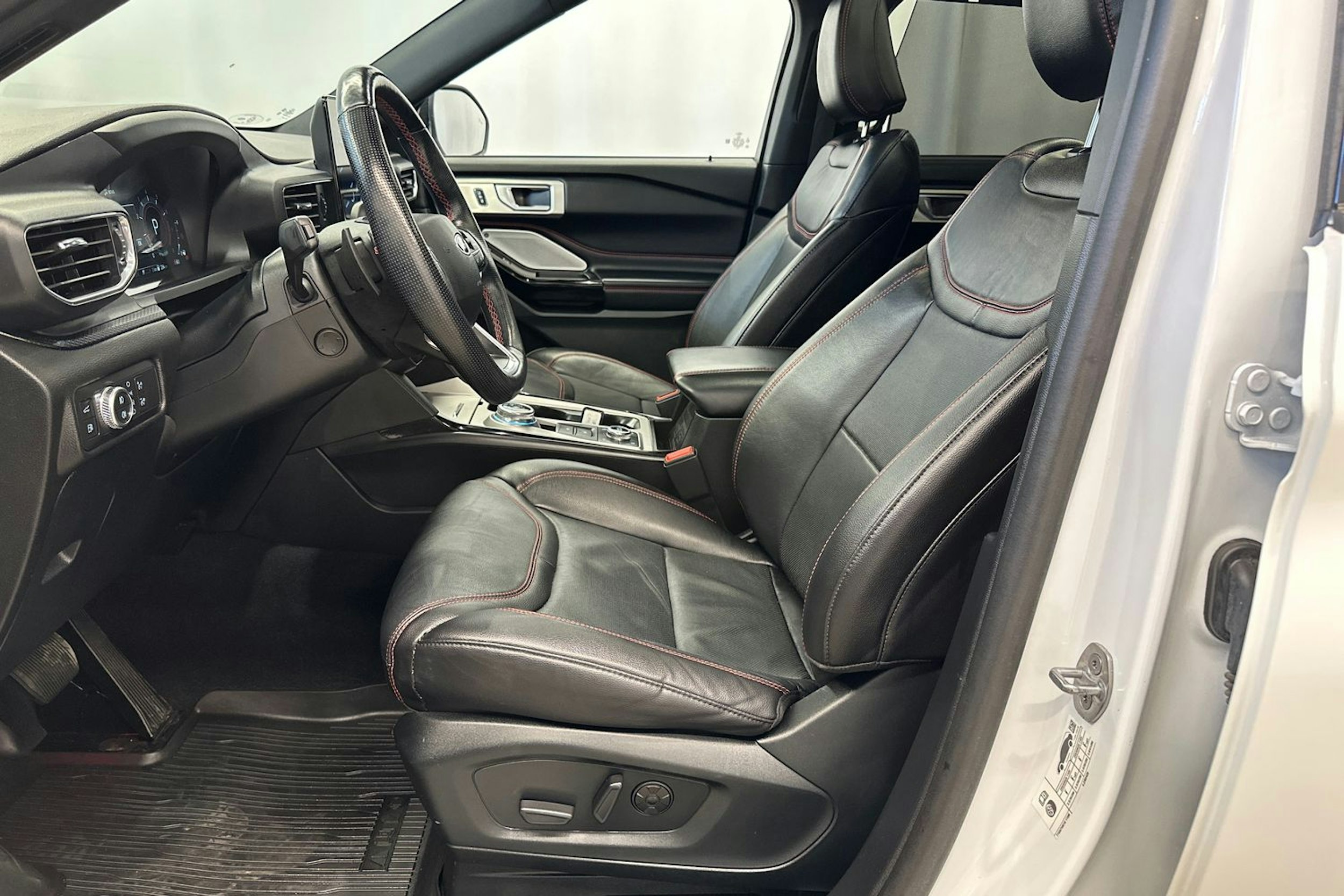 valkoinen Ford Explorer 2021 kuva 15.