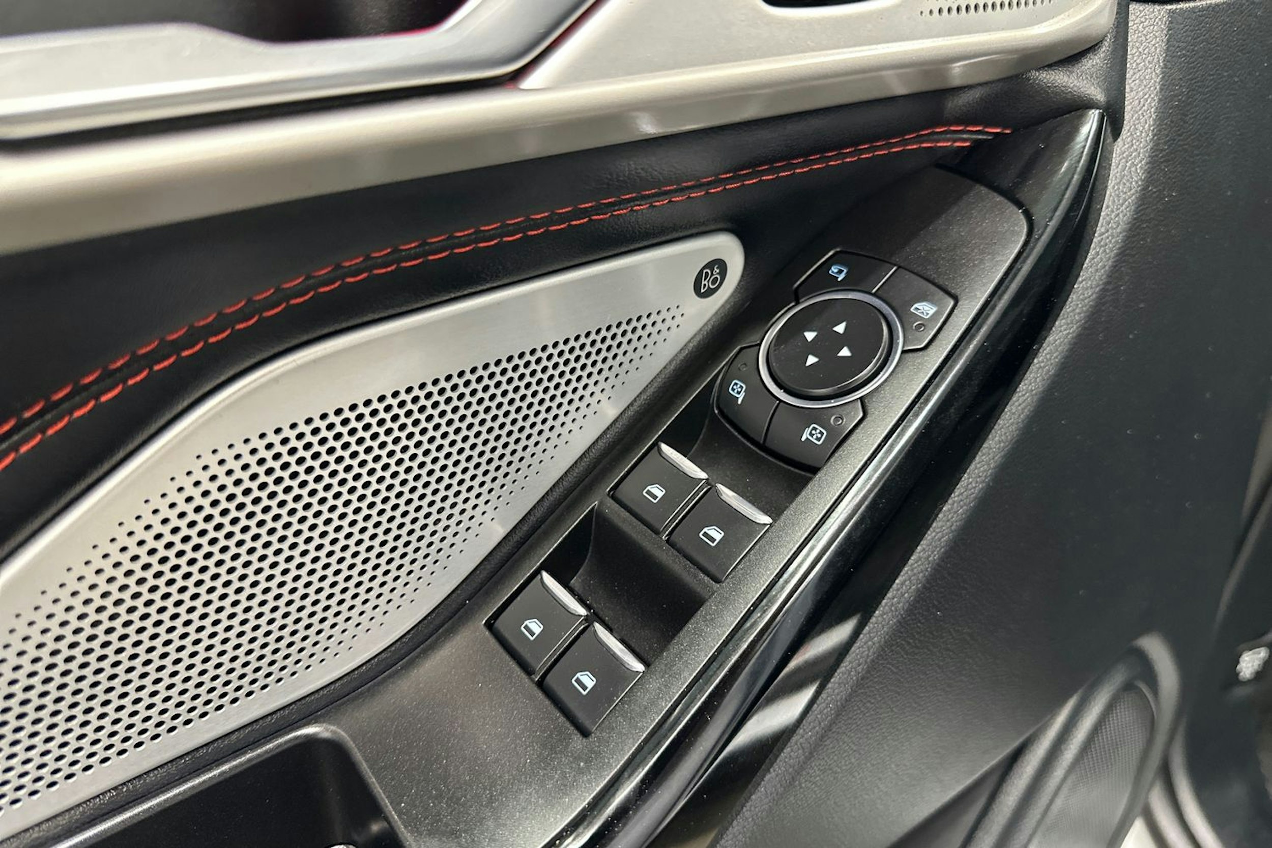 valkoinen Ford Explorer 2021 kuva 17.