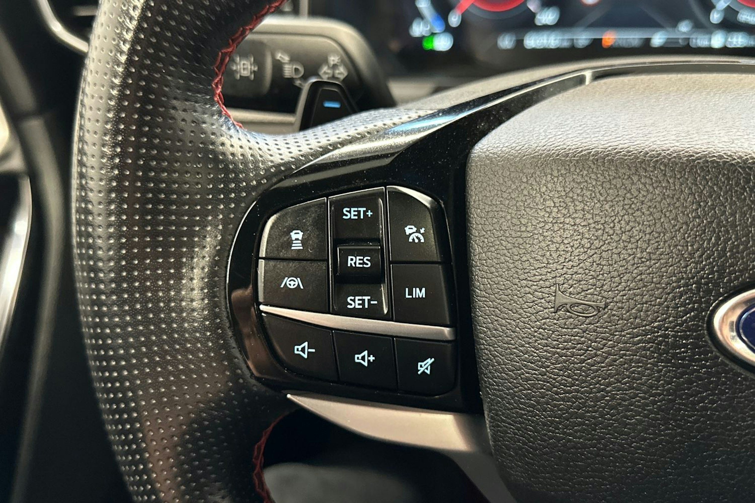 valkoinen Ford Explorer 2021 kuva 18.