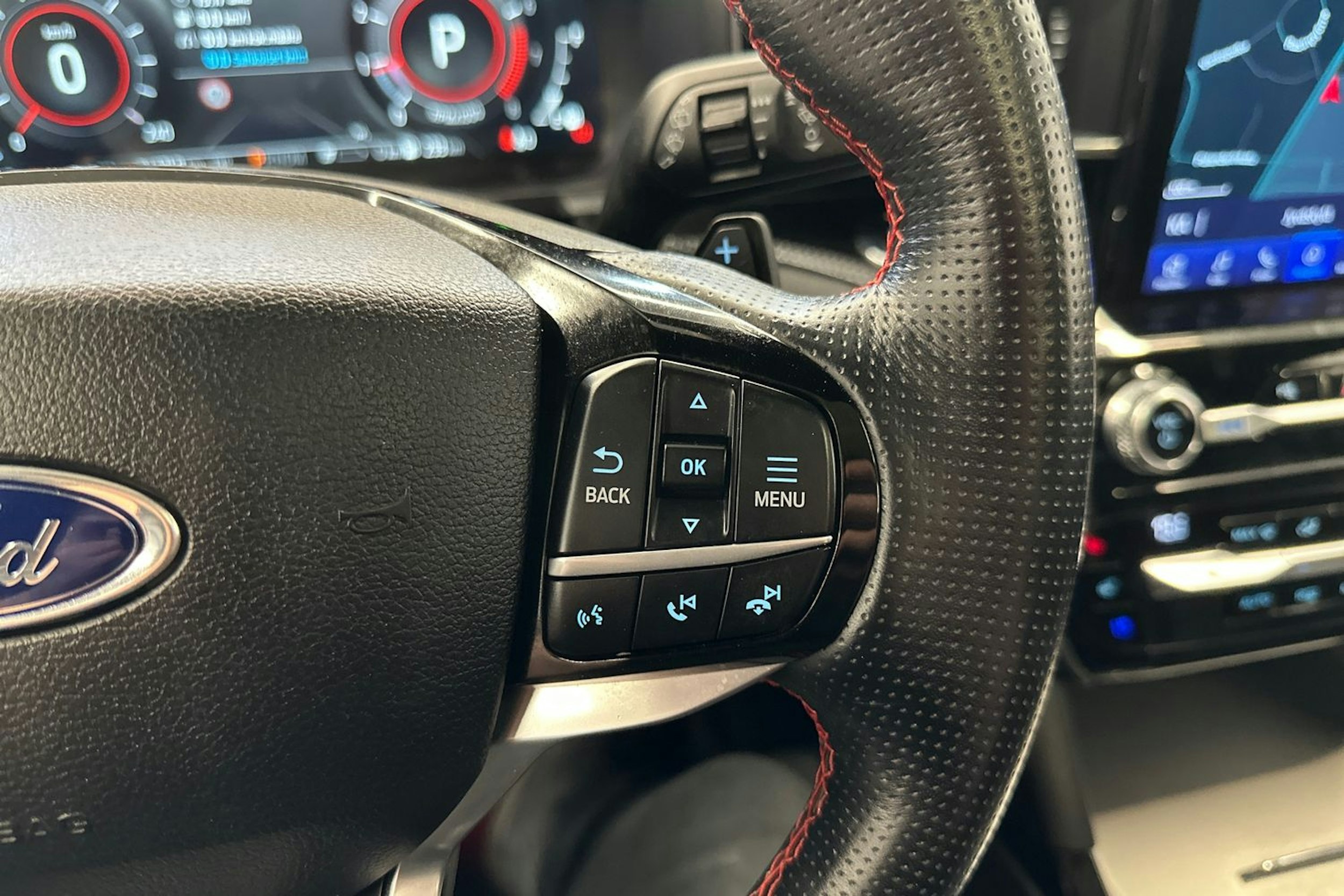 valkoinen Ford Explorer 2021 kuva 19.