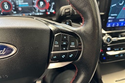 valkoinen Ford Explorer 2021 kuva 19.