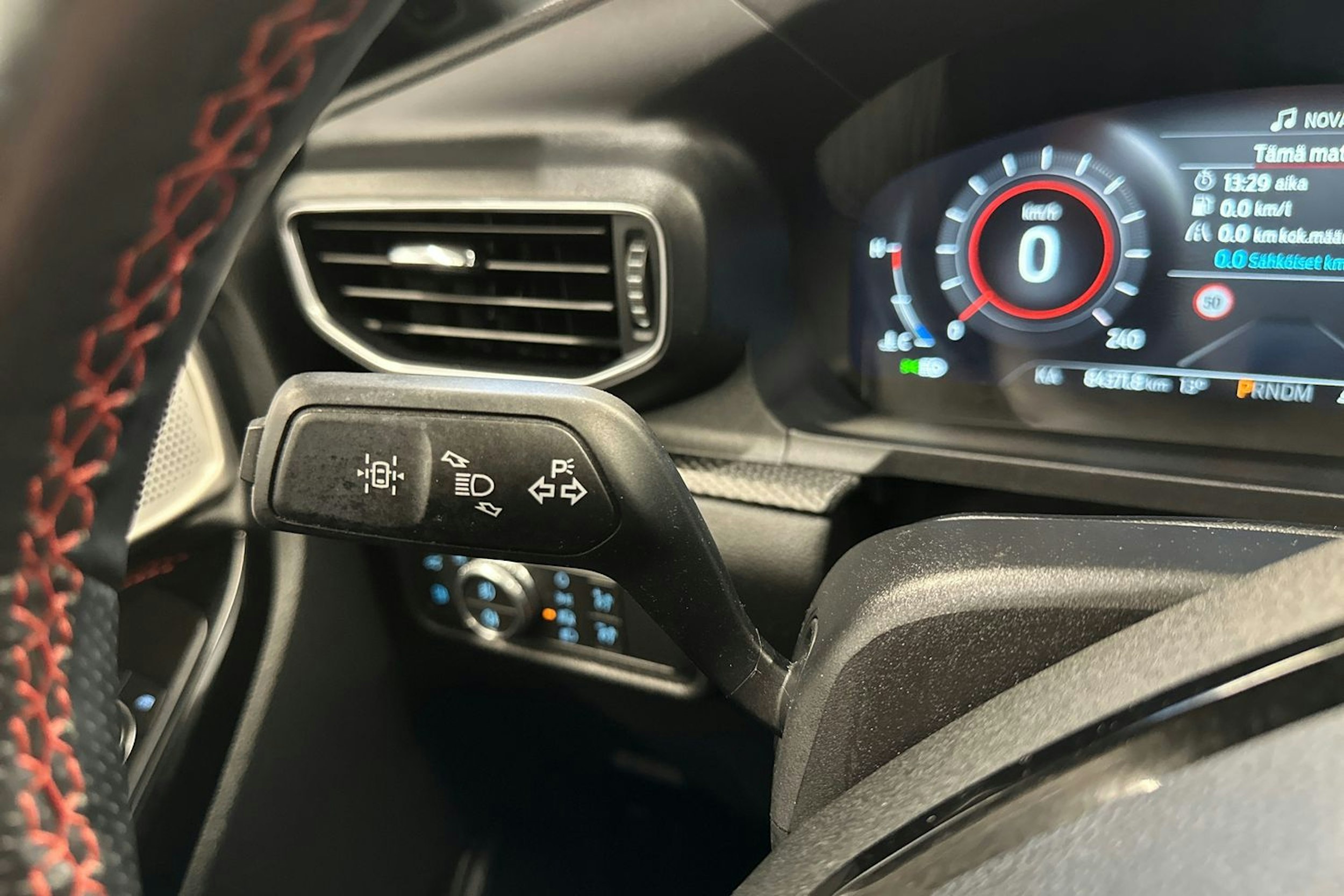 valkoinen Ford Explorer 2021 kuva 20.