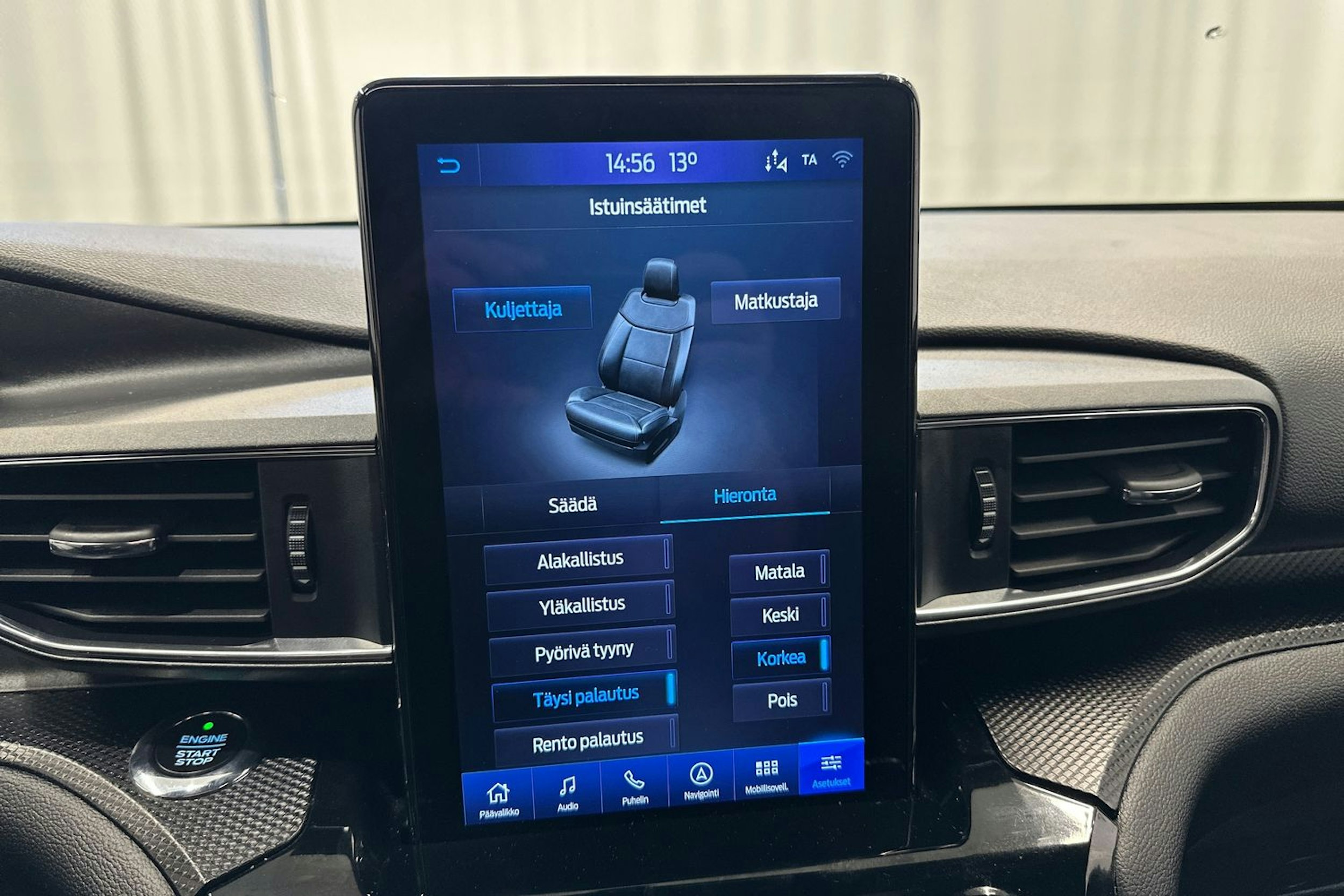 valkoinen Ford Explorer 2021 kuva 22.